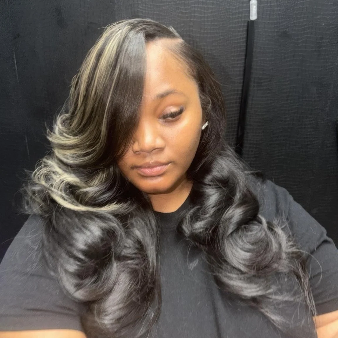 Side part on a girl who never does side parts 😍✨ stepping out the comfort zone &amp; it&rsquo;s giving EVERYTHINGGG.

Reinstalled using her Moroccan Wave bundles for that same soft, full, luxury finish ♻️💎 @nursepeezy 

#BeautyByKey #Quickweave #Si