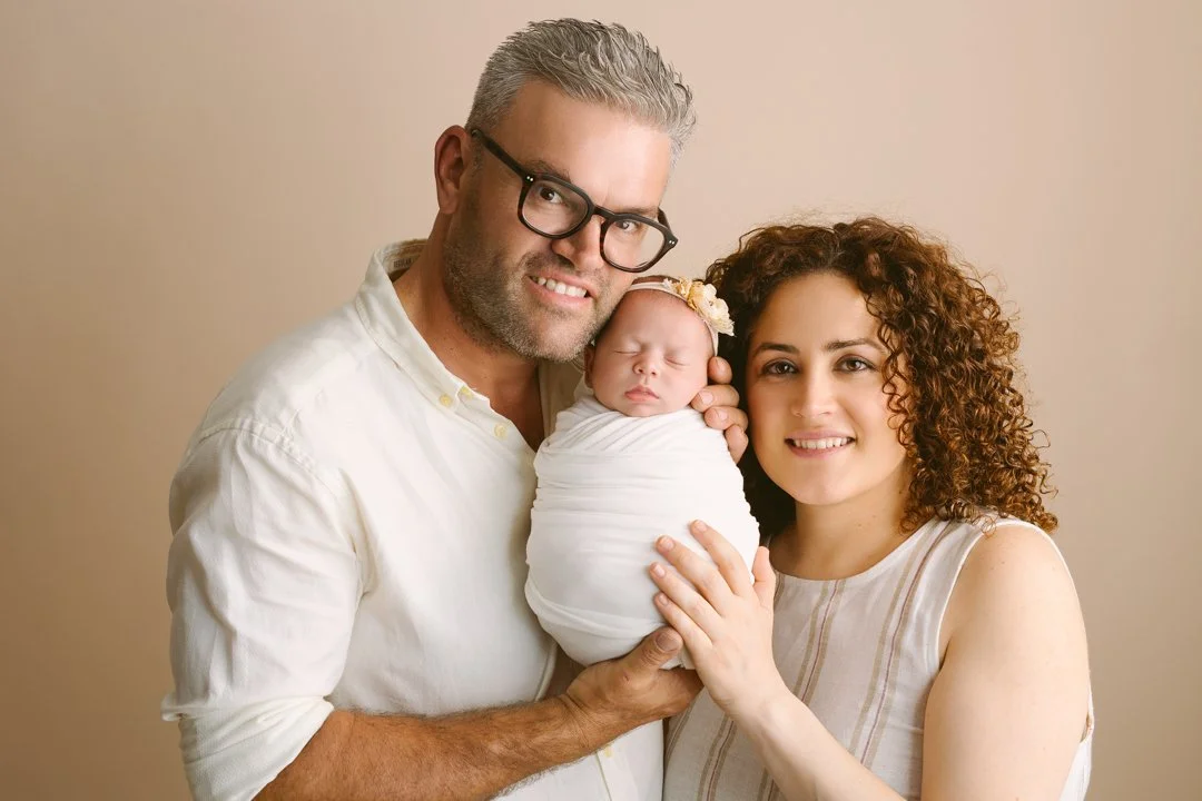 Macarena’s Newborn Session — Pure Love in Soft Light