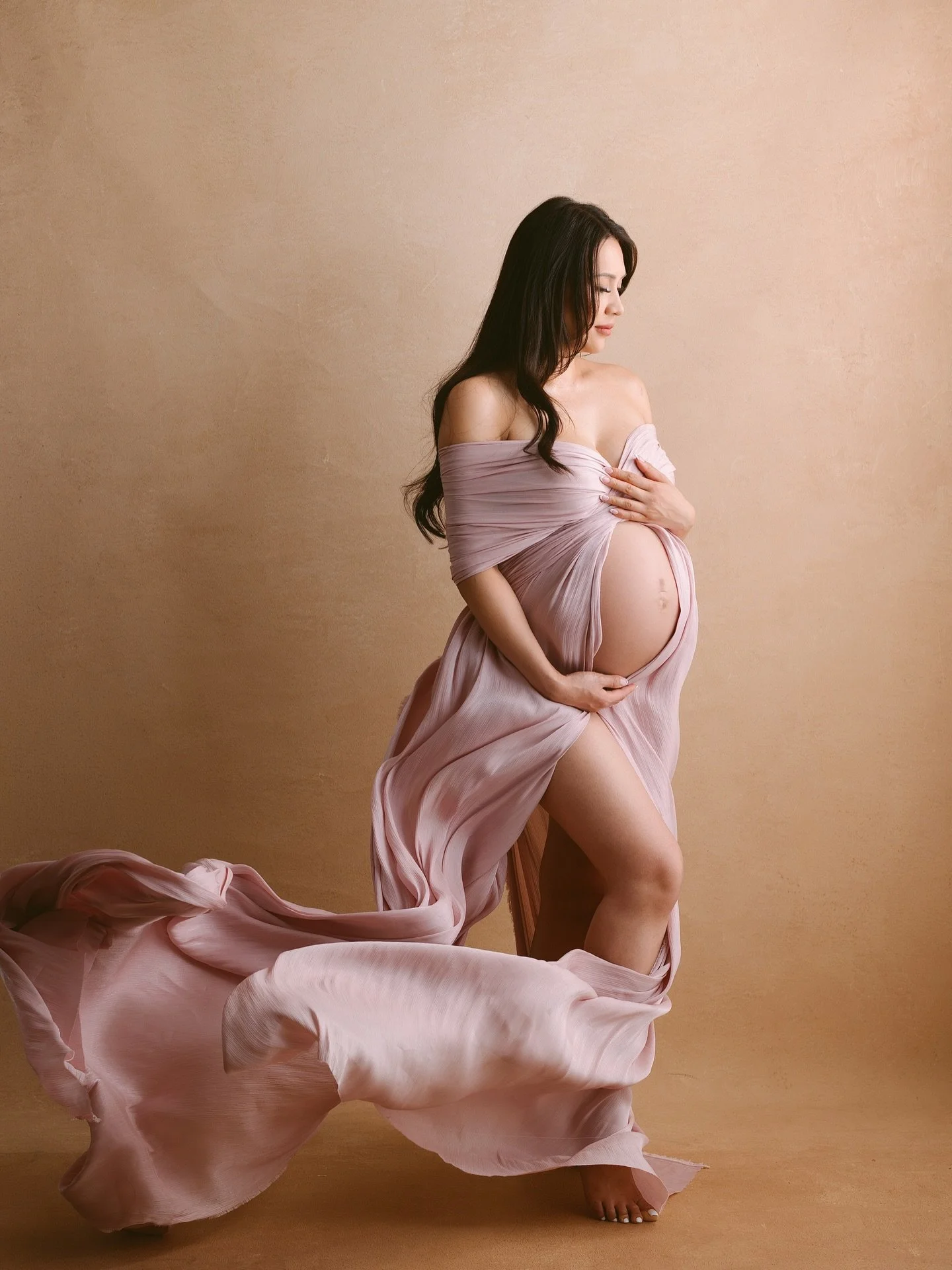 The most beautiful mum-to-be, wrapped in soft light and a little bit of magic.

Every curve, every breath&hellip; a quiet love story before baby arrives.

Photo by @annaclairestudio 
Makeup by @sonyc.makeup

#sydneymaternityphotography #maternityphot