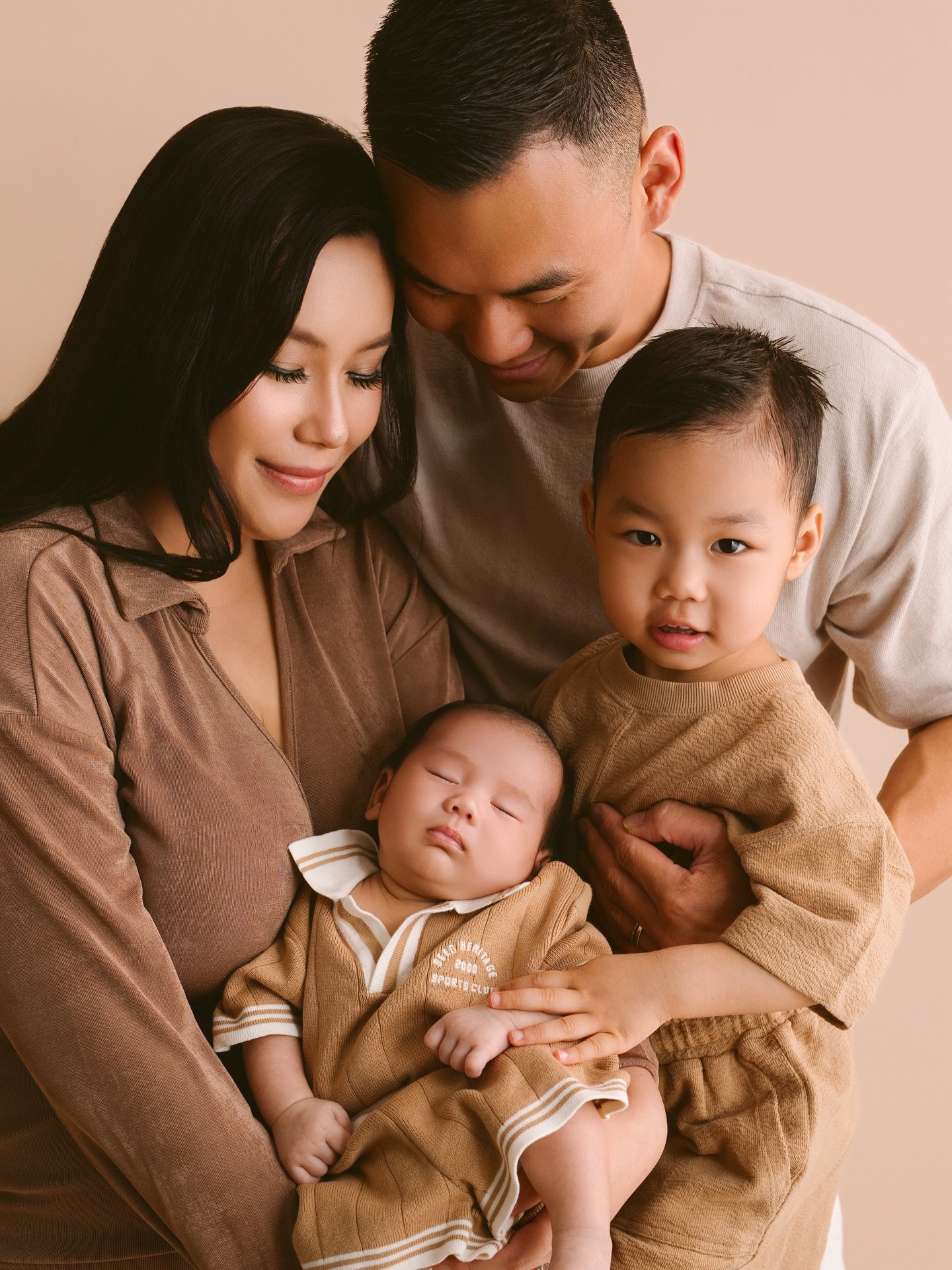 A beautiful family &mdash; so warm, so sweet. 

#sydneynewbornphotography #familyphotography #newbornsession #studiophotography #annaclairestudio