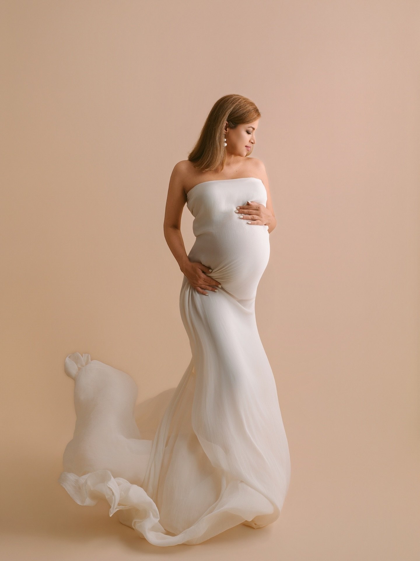 Soft, simple, timeless.
Sometimes less really is more &mdash; no distractions, just her and this beautiful moment before everything changes.

This kind of clean setup will never go out of style. Ten years later, it still hits.

If you&rsquo;re thinki