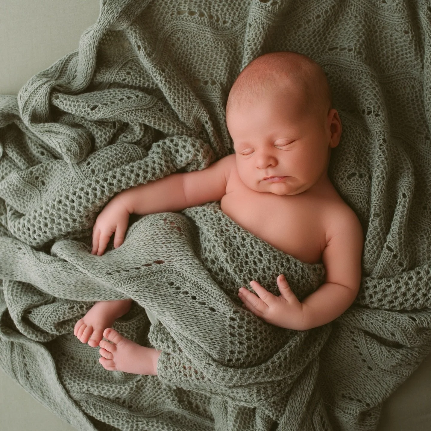 Soft sage green, nice and calm.

This session is all about a natural, organic feel &mdash; clean, timeless, and all about baby. No distractions, no heavy props &mdash; just soft textures, gentle tones, and beautiful light.

The muted green tones brin
