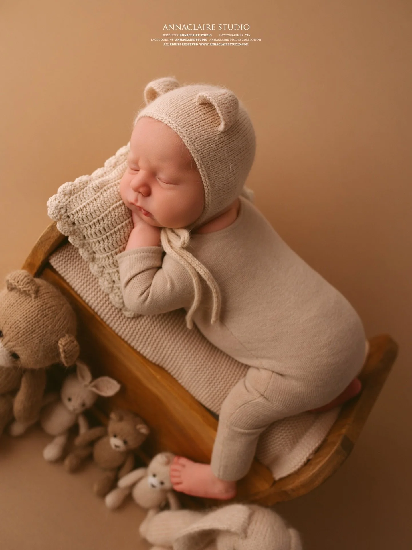 So lucky to capture this little handsome boy.

So calm, so gentle &mdash; he slept through almost the entire session, making every moment feel effortless.

This warm, earthy tone is all about simplicity and connection&hellip; no distractions, just pu