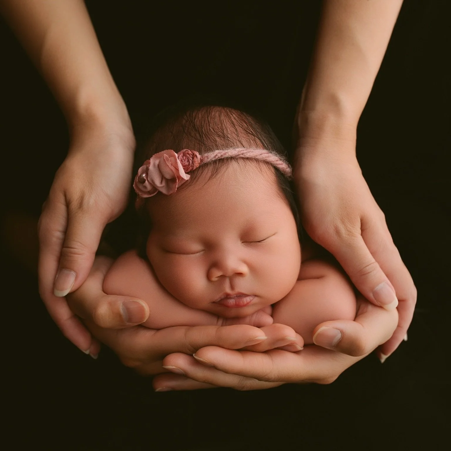 Wrapped in love, safe in our hands ❤️

The tiniest details, the softest moments&hellip; this is where their story begins.

Our newborn sessions are calm, gentle, and fully guided &mdash; so you can just relax and enjoy the experience.

Best timing: 7