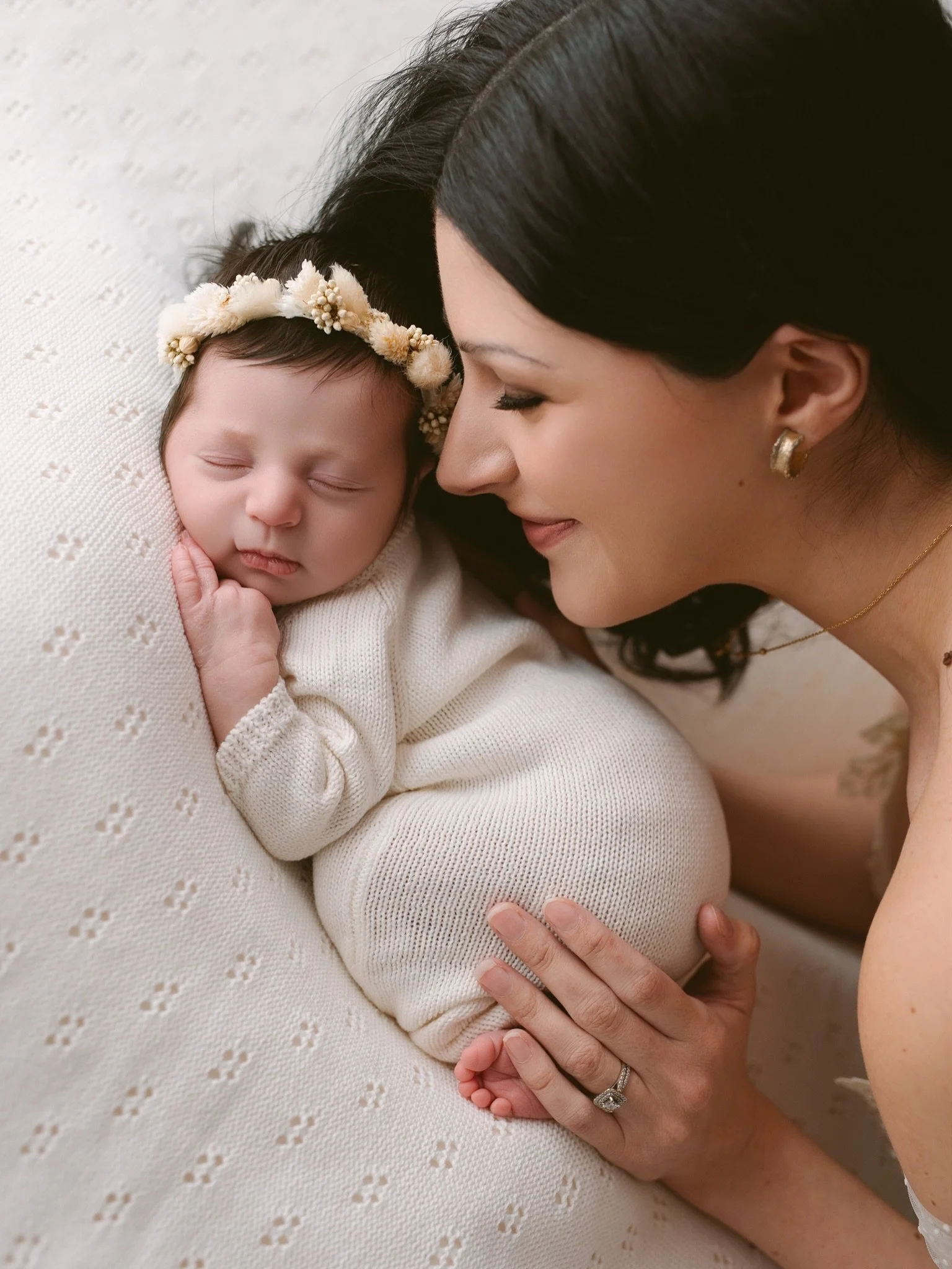 &rdquo;The sweetest thing I&lsquo;ve ever felt: her soft skin, her tiny weight in my arms, my kiss on her forehead. She&rsquo;s here, and she&lsquo;s mine. &ldquo;

#annaclairestudio #newbornphotos #newbornbaby