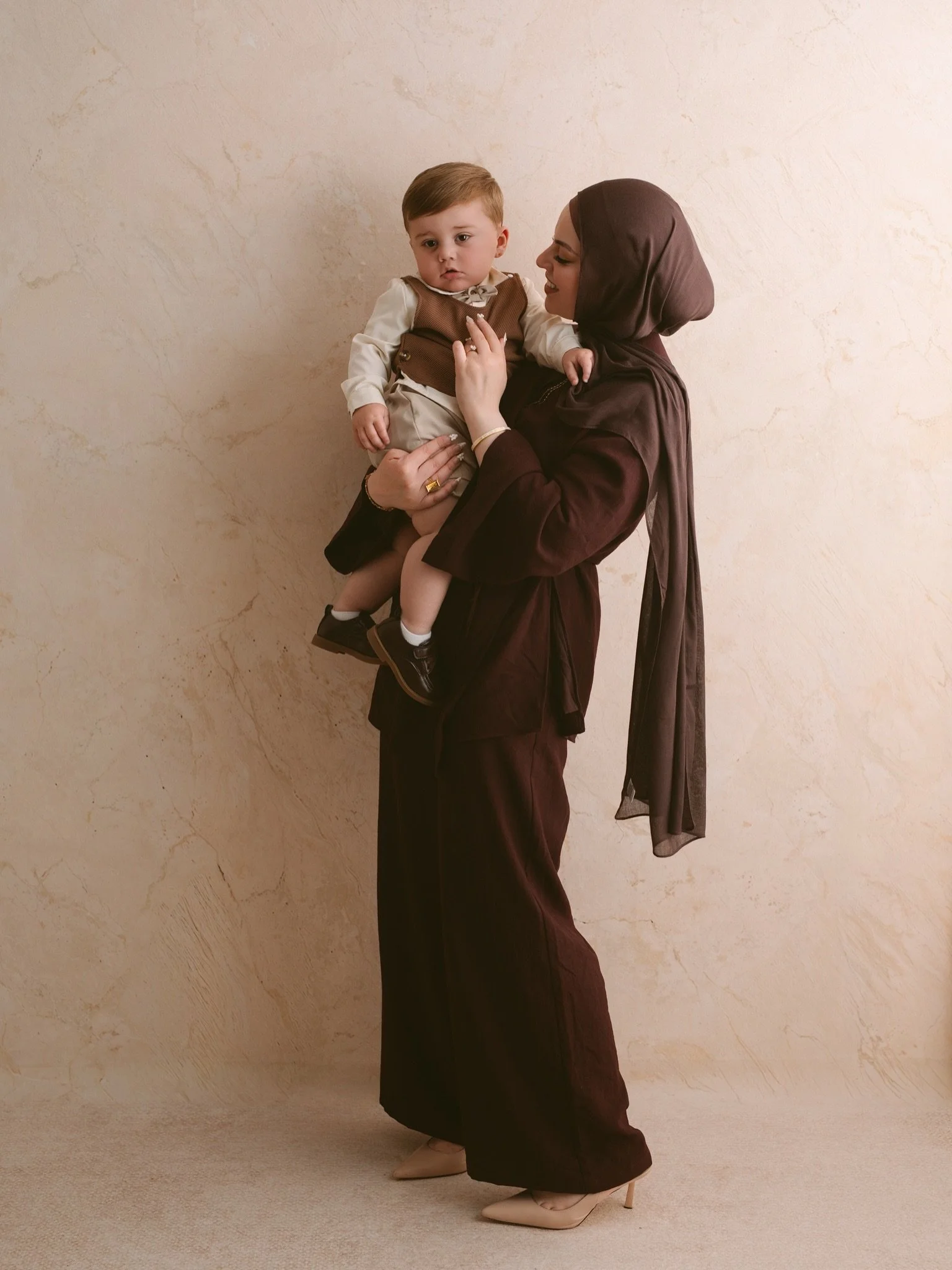 Beautiful mummy and her beautiful family 
#annaclairestudio #familyphoto #oneyearold