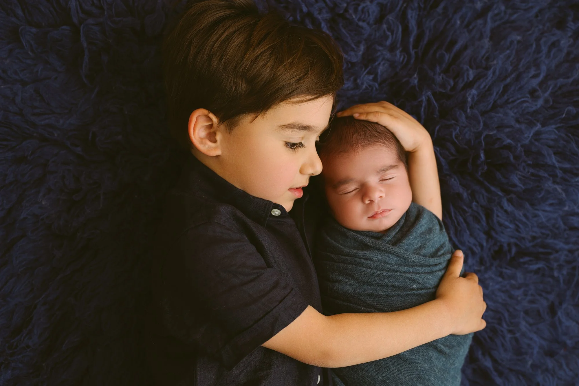 Sibling photos with Newborn baby