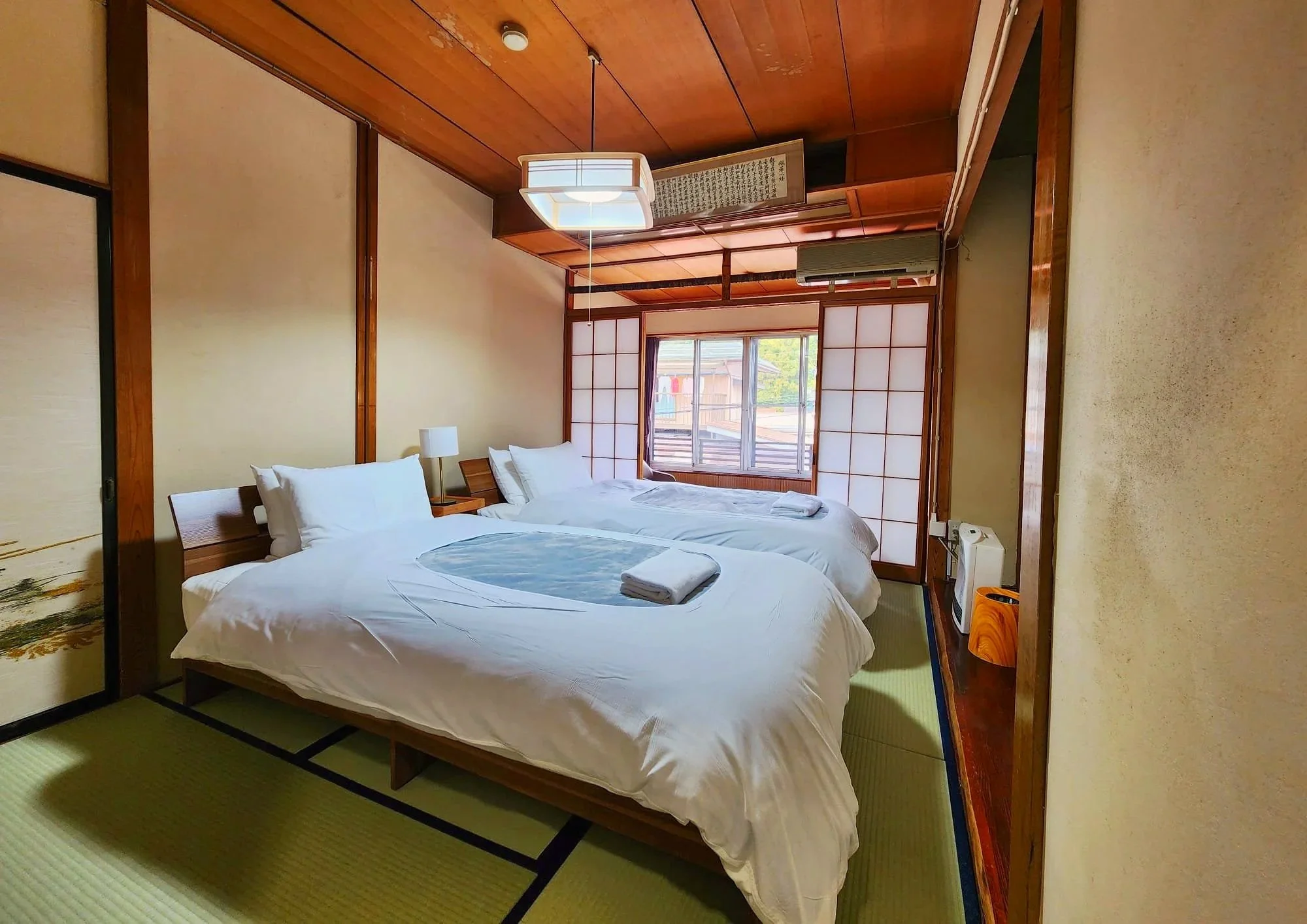 Twin+Room+26+Beds.jpg