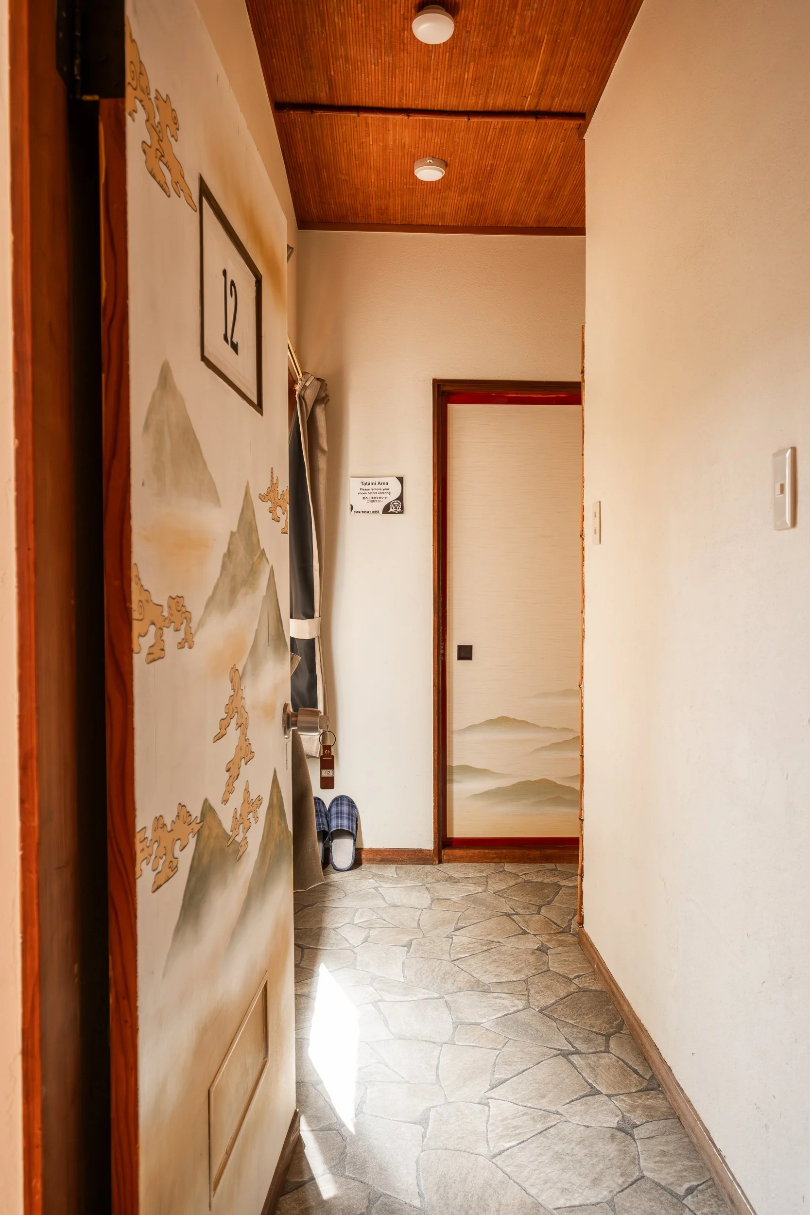 Entrance area Room 12.jpg