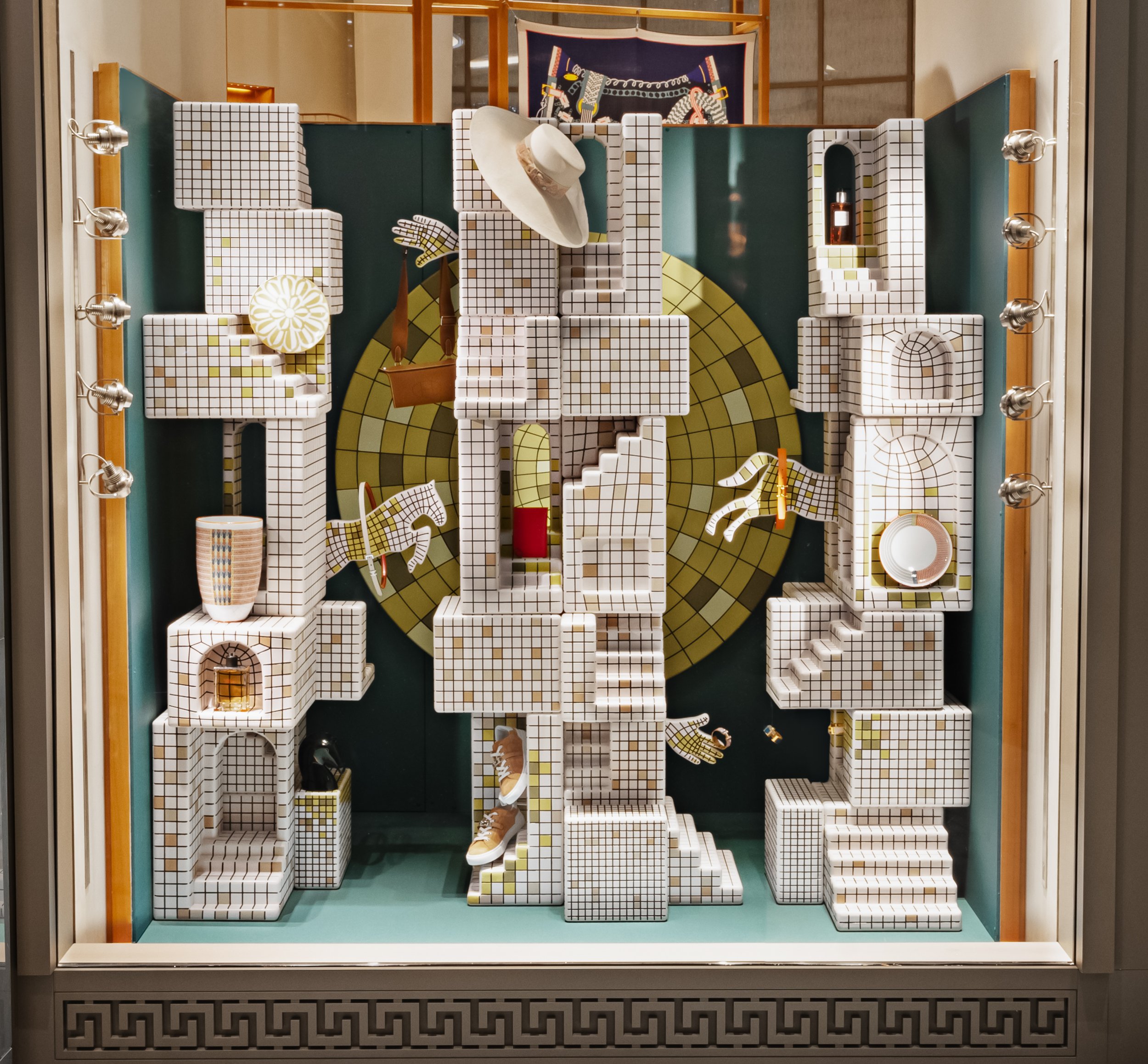Hermes DM windows NOV 243.jpg