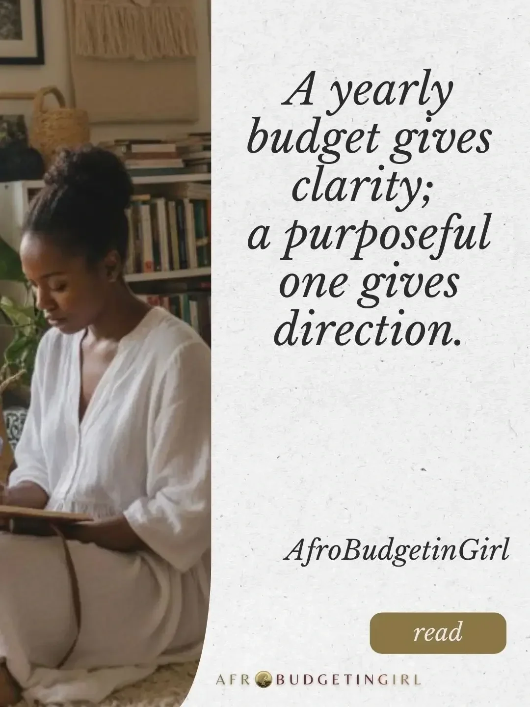 Une femme aux cheveux tressés en chignon, vêtue d'une robe blanche, assise sur un tapis ou une moquette, lisant un livre dans un intérieur confortable avec une bibliothèque et des plantes en arrière-plan.
