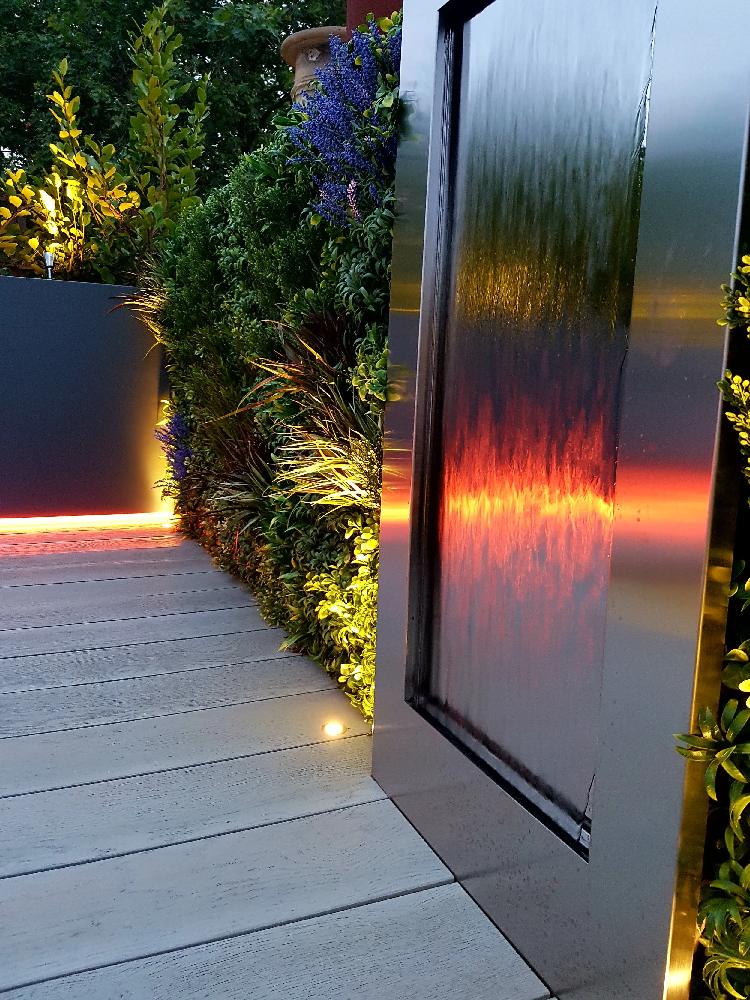 water wall with led reflection