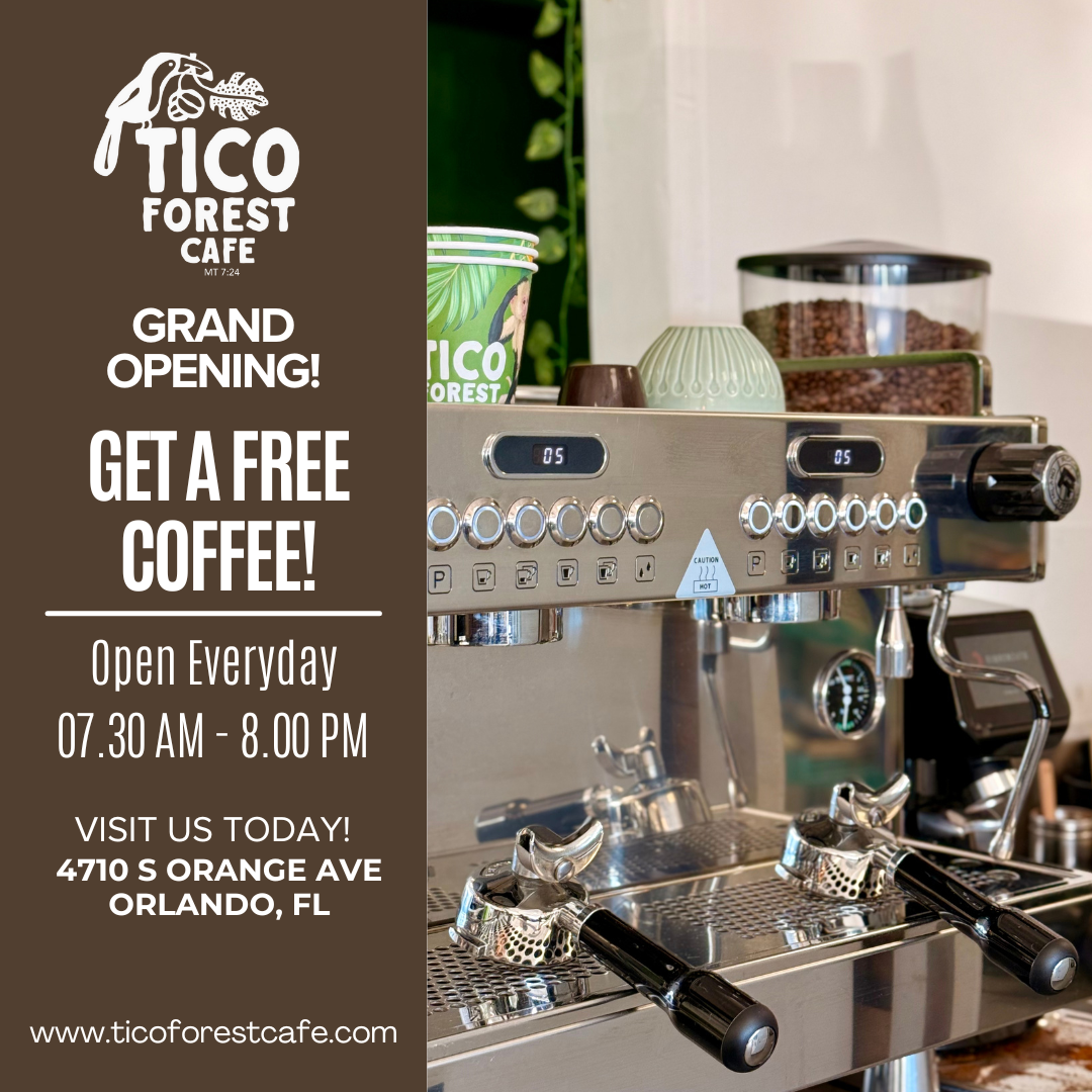 Un cartel que anuncia la apertura de Tico Forest Cafe con detalles de la promoción de café gratis, horarios y ubicación en Orlando, FL, junto a una máquina de espresso con granos de café y tazas en la barra de un café.