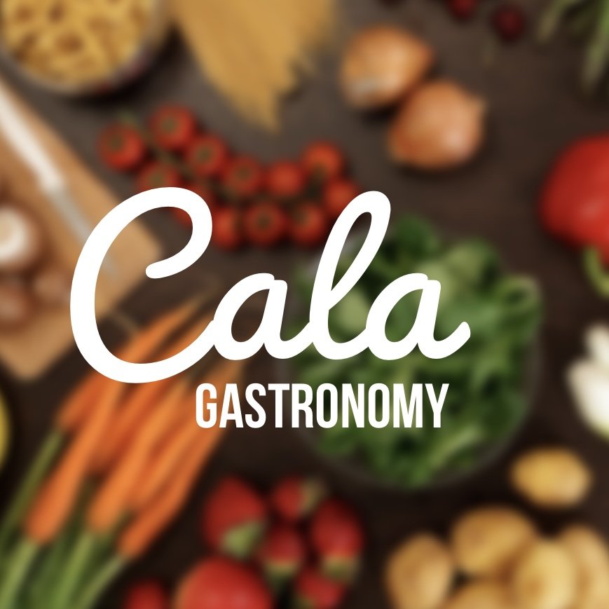 Imagen de una variedad de ingredientes frescos para cocinar, incluyendo tomates, lechuga, zanahorias, pimientos, ajo y otros vegetales, con el texto 'Cala Gastronomy' en el centro.
