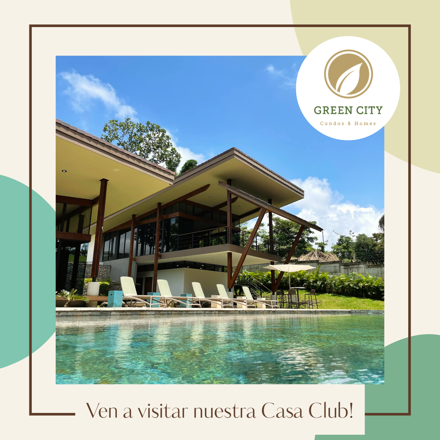 Villa moderna junto a una alberca con tumbonas, en un entorno verde y soleado, promocionando una casa club en Green City Condos & Homes.