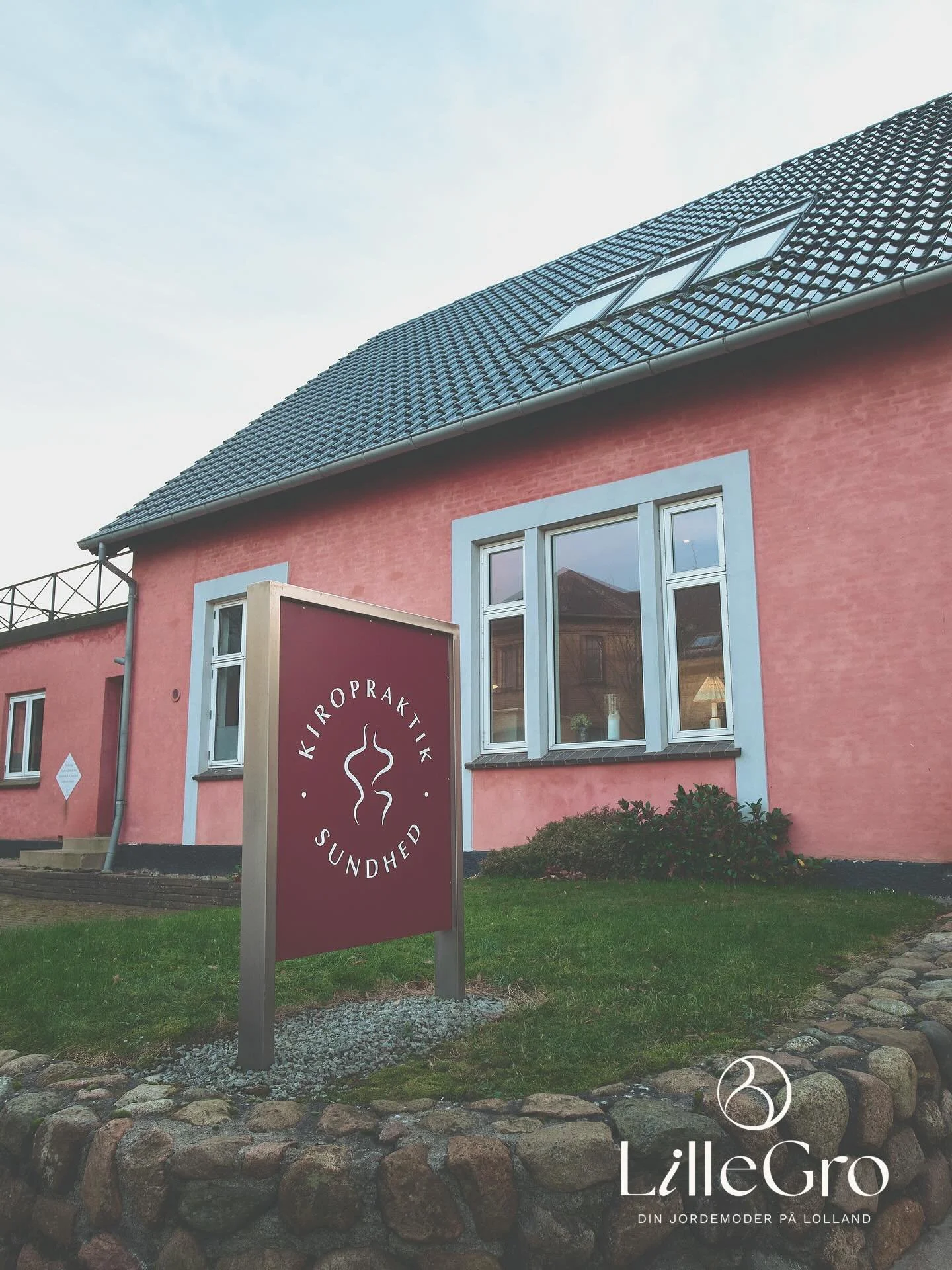 Find vej til LilleGro📍

I finder mig i det lille lyser&oslash;de hus her, i hjertet af Maribo, hos Kiropraktik &amp; Sundhed. Kun f&aring; minutters gang fra stationen og med gratis parkering ude foran: 

Museumsgade 12
4930 Maribo

Gl&aelig;der mig