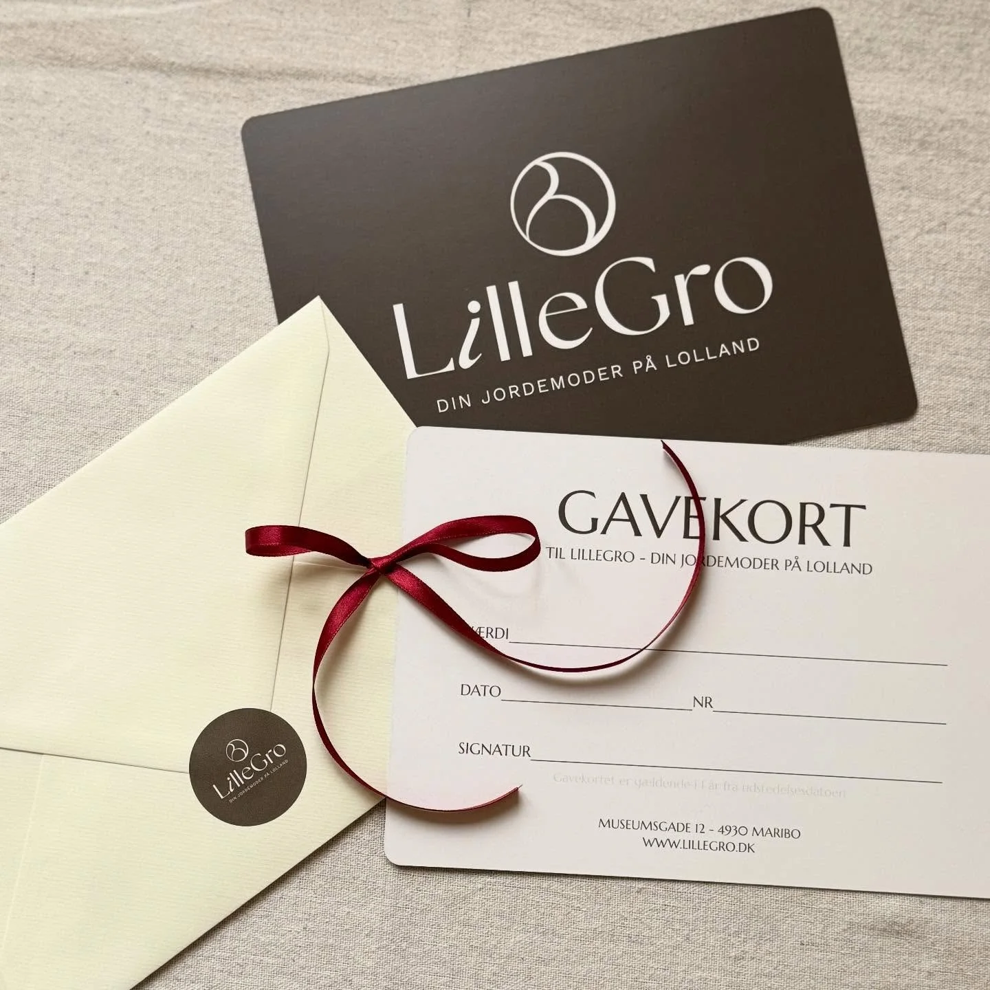 🎁 Giv omsorg i gave 🎁 
I dag sendte jeg dette gavekort ud af d&oslash;ren✨
Overrask en kommende eller ny mor med et gavekort til LilleGro.
En gave fyldt med tryghed, faglighed og omsorg &ndash; pakket smukt ind og klar til at blive givet videre🤎

