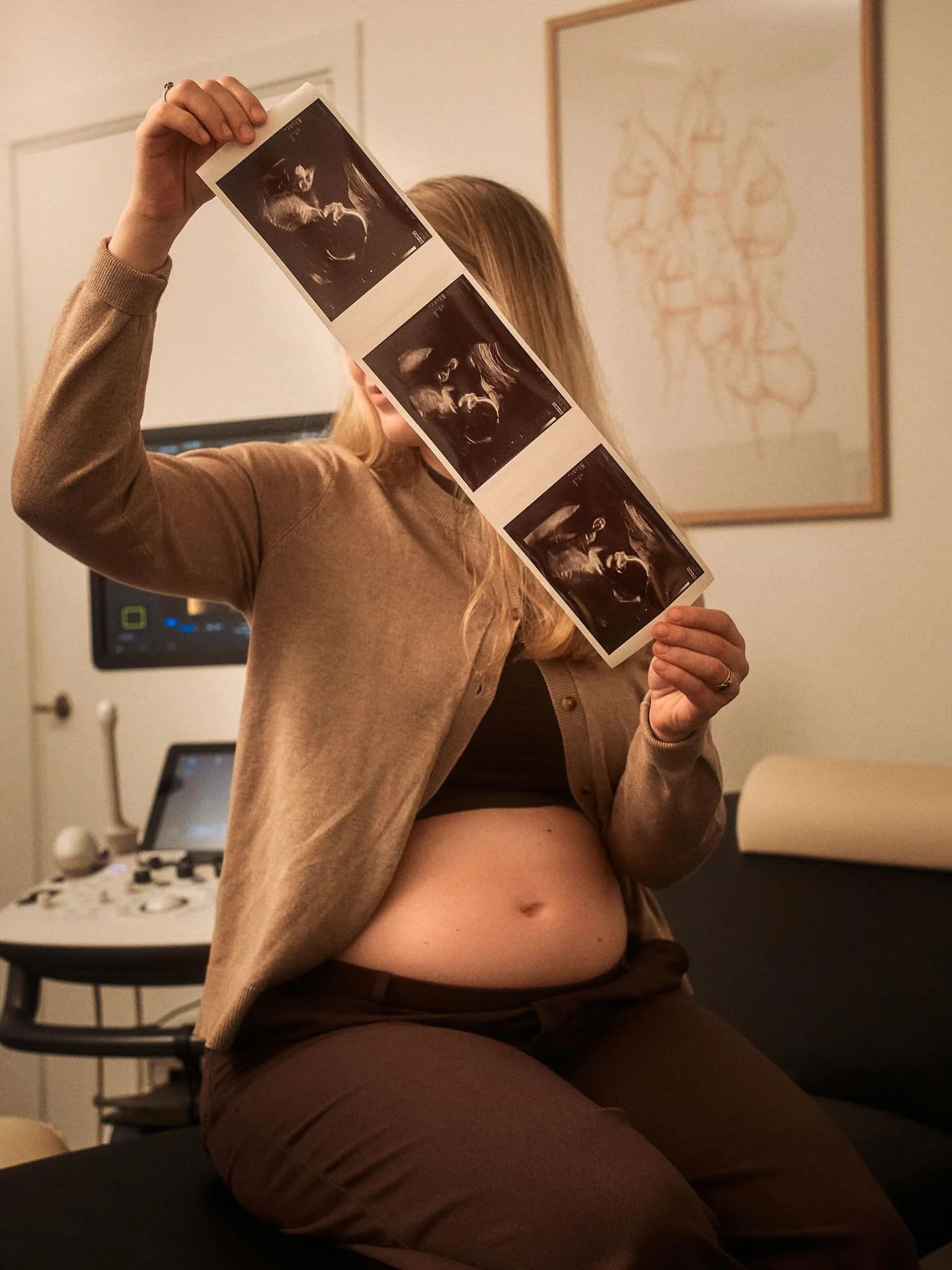 ✨ &ldquo;F&aring;r man egentlig billeder med hjem?&rdquo; ✨

Det er et af de sp&oslash;rgsm&aring;l, jeg ofte f&aring;r hos LilleGro &ndash; og svaret er selvf&oslash;lgelig ja 🤎
N&aring;r I er til scanning hos mig, f&aring;r I ikke kun en smuk ople