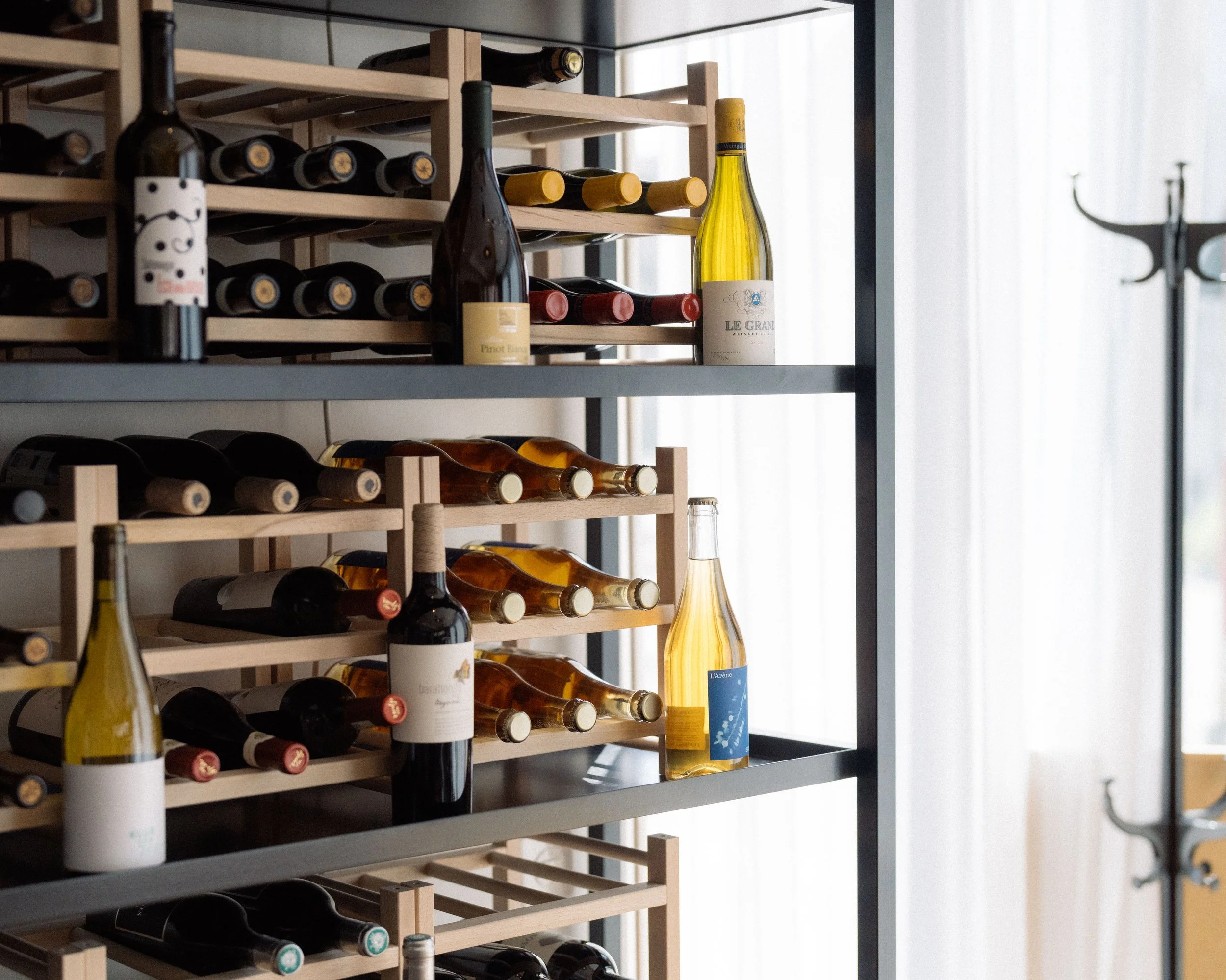 Vitrine à vin avec plusieurs bouteilles de vin dans un décor intérieur moderne.