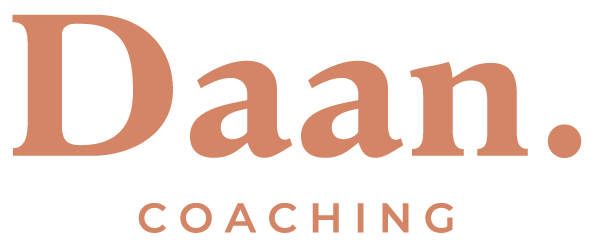 Logo van Daan Coaching in bruin letters op een witte achtergrond.
