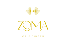 Logo van ZOMA Opleidingen met een gouden design en tekst.
