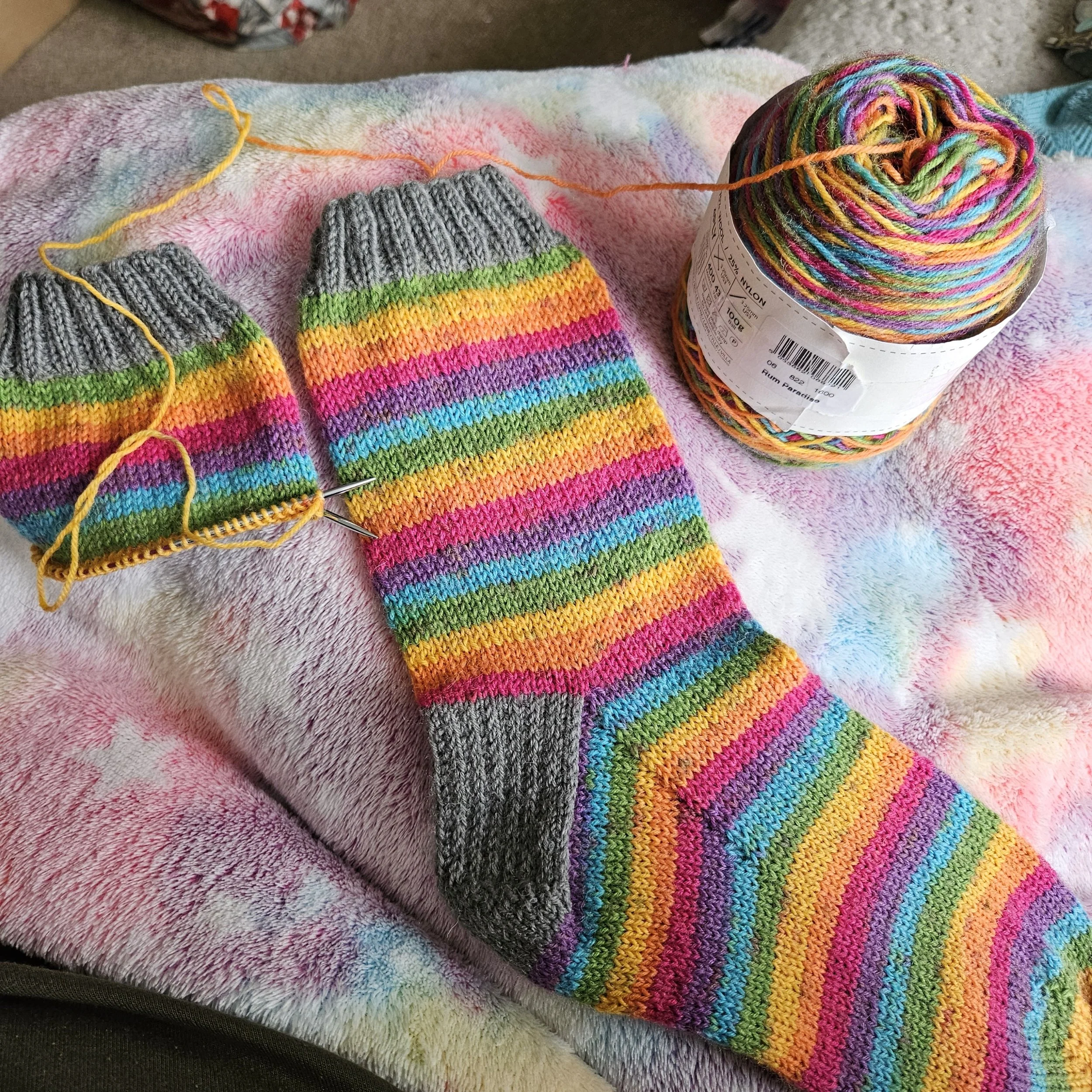 Knitted socks - Made by: Clare.
Needles: KnitPro Nova 2.5mm 25cm circular.
Yarn: West Yorkshire Spinners Signature 4ply.
Colourway: Rum Paradise & Poppy Seed.
Pattern: Winwick Mum basic 4 ply socks.
