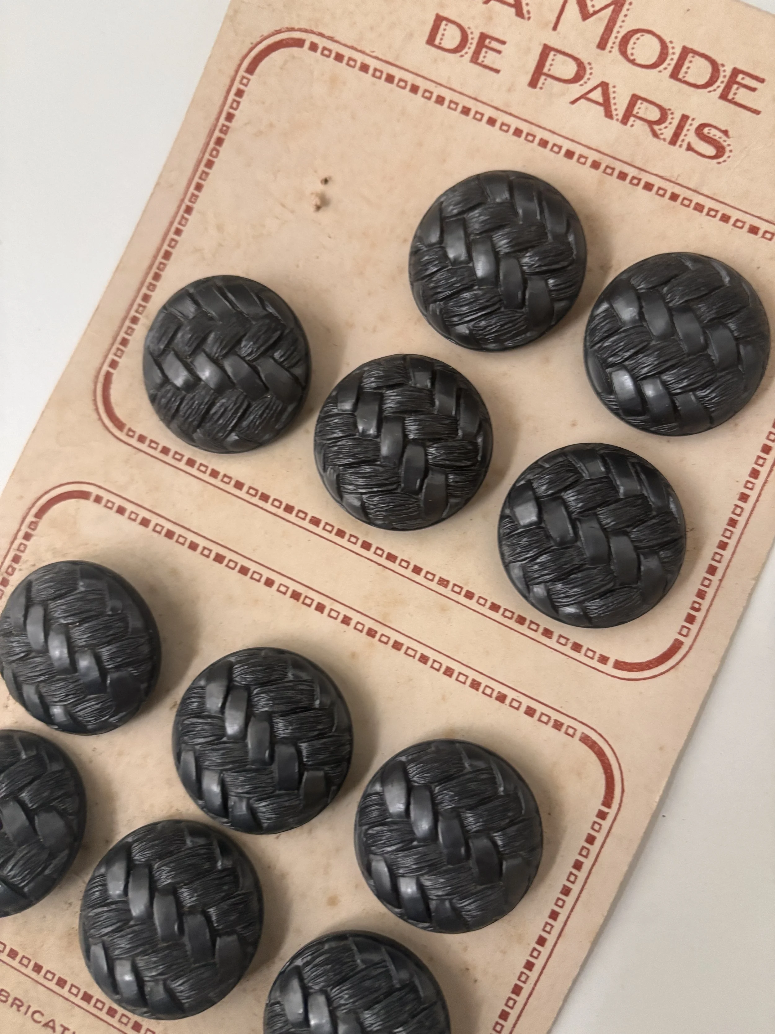 La Mode de Paris buttons (grey - 30 mm)