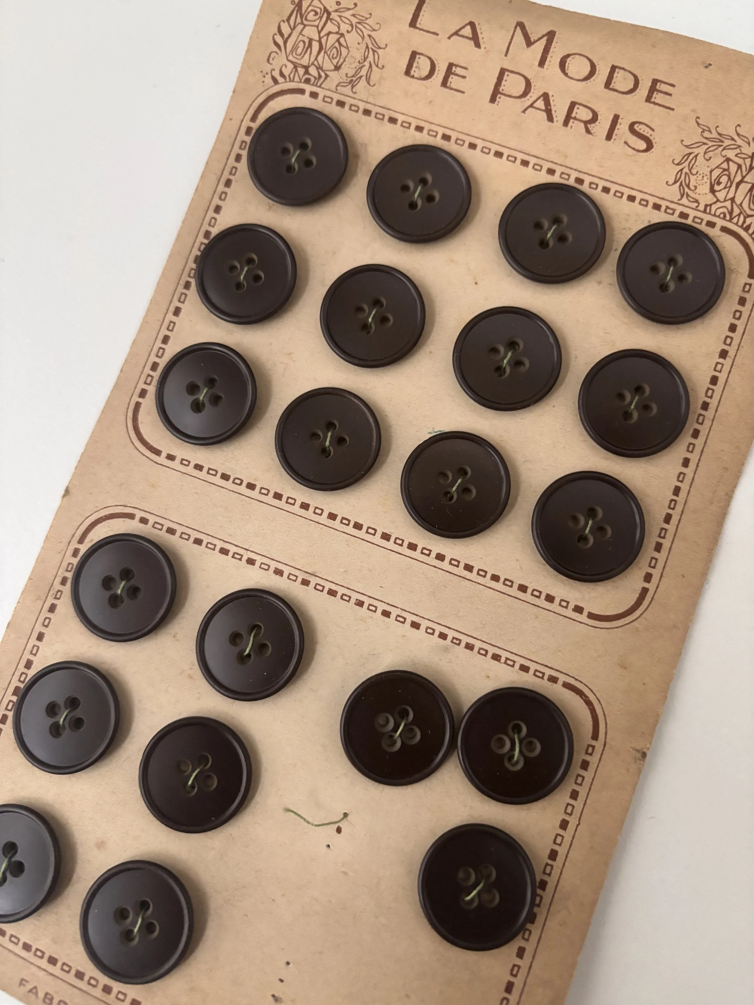 La Mode de Paris buttons (brown - 18 mm)