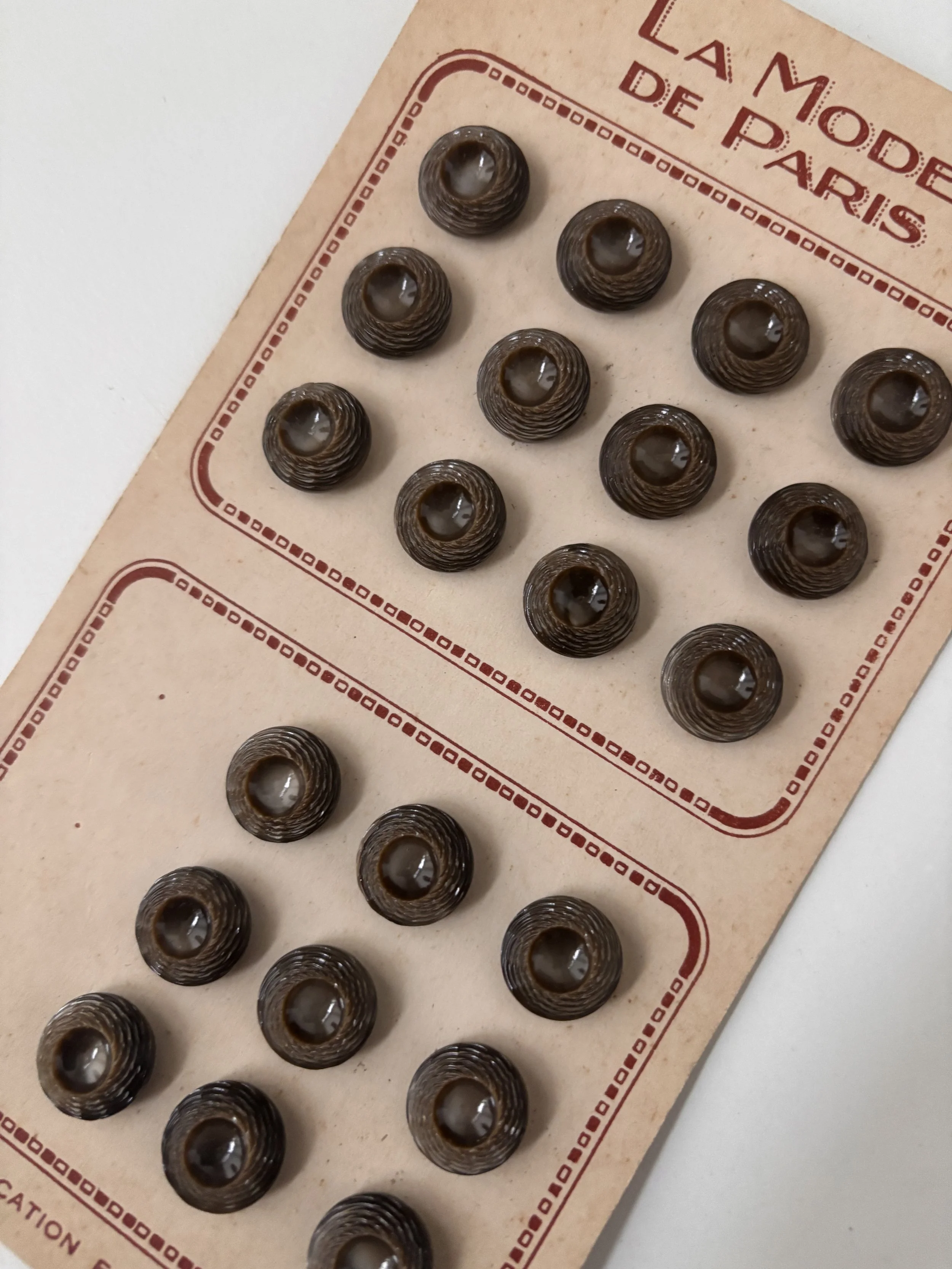 La Mode de Paris buttons (brown - 14 mm)