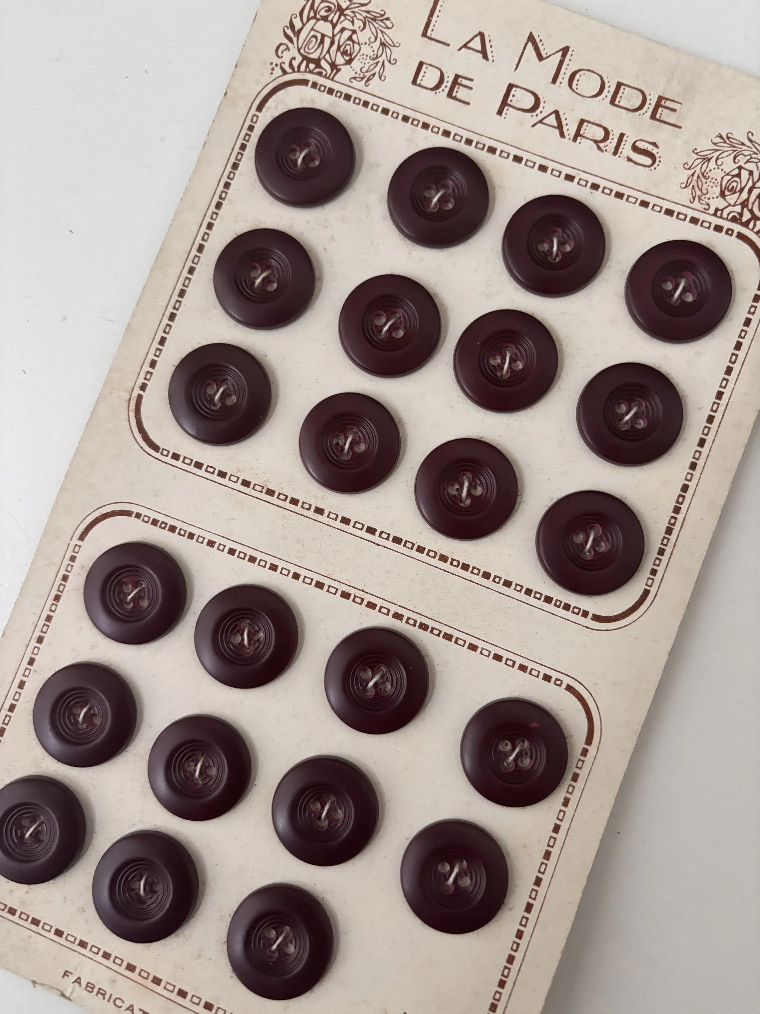 La Mode de Paris buttons (red - 18 mm)