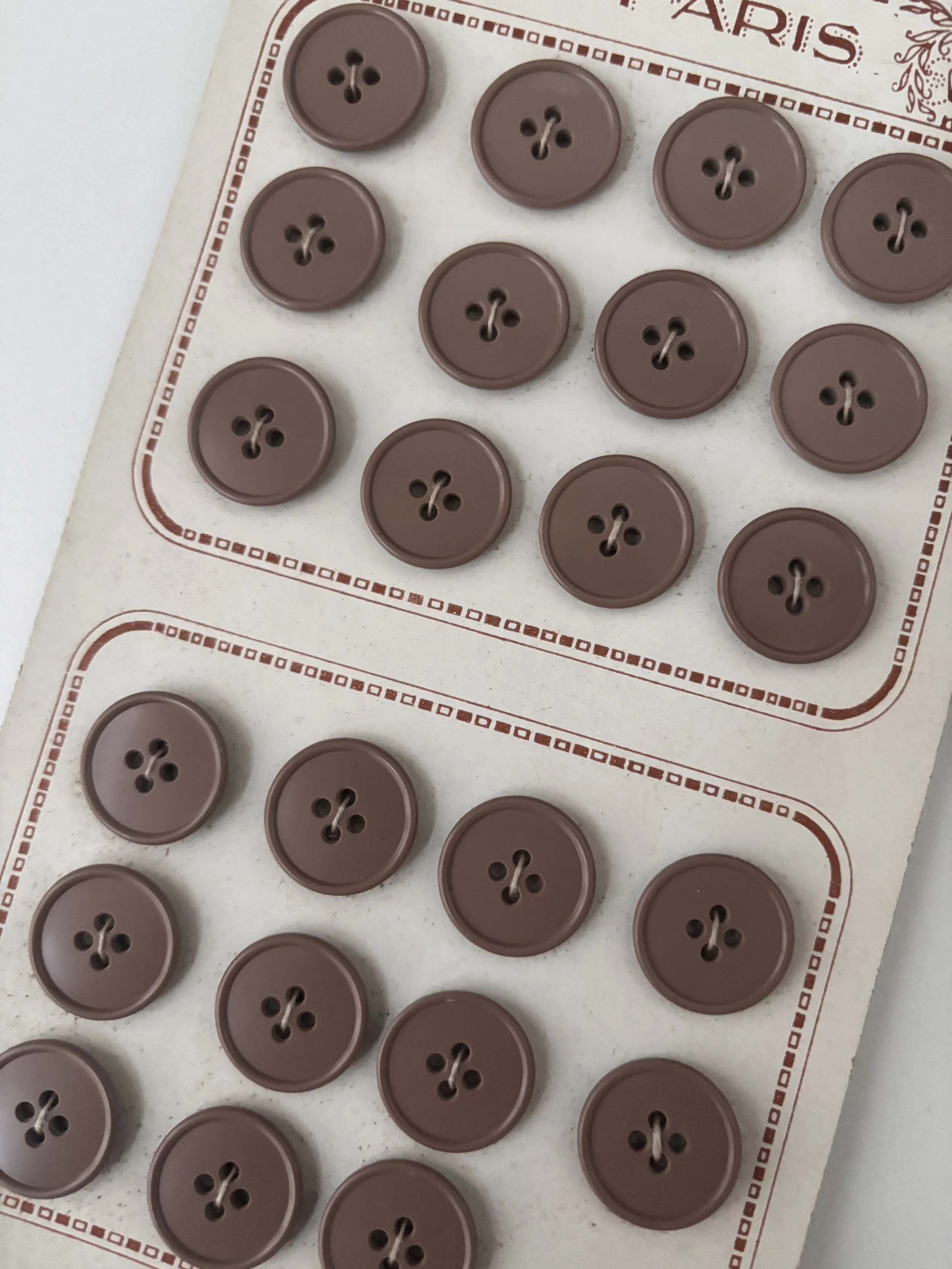La Mode de Paris buttons (brown - 18 mm)