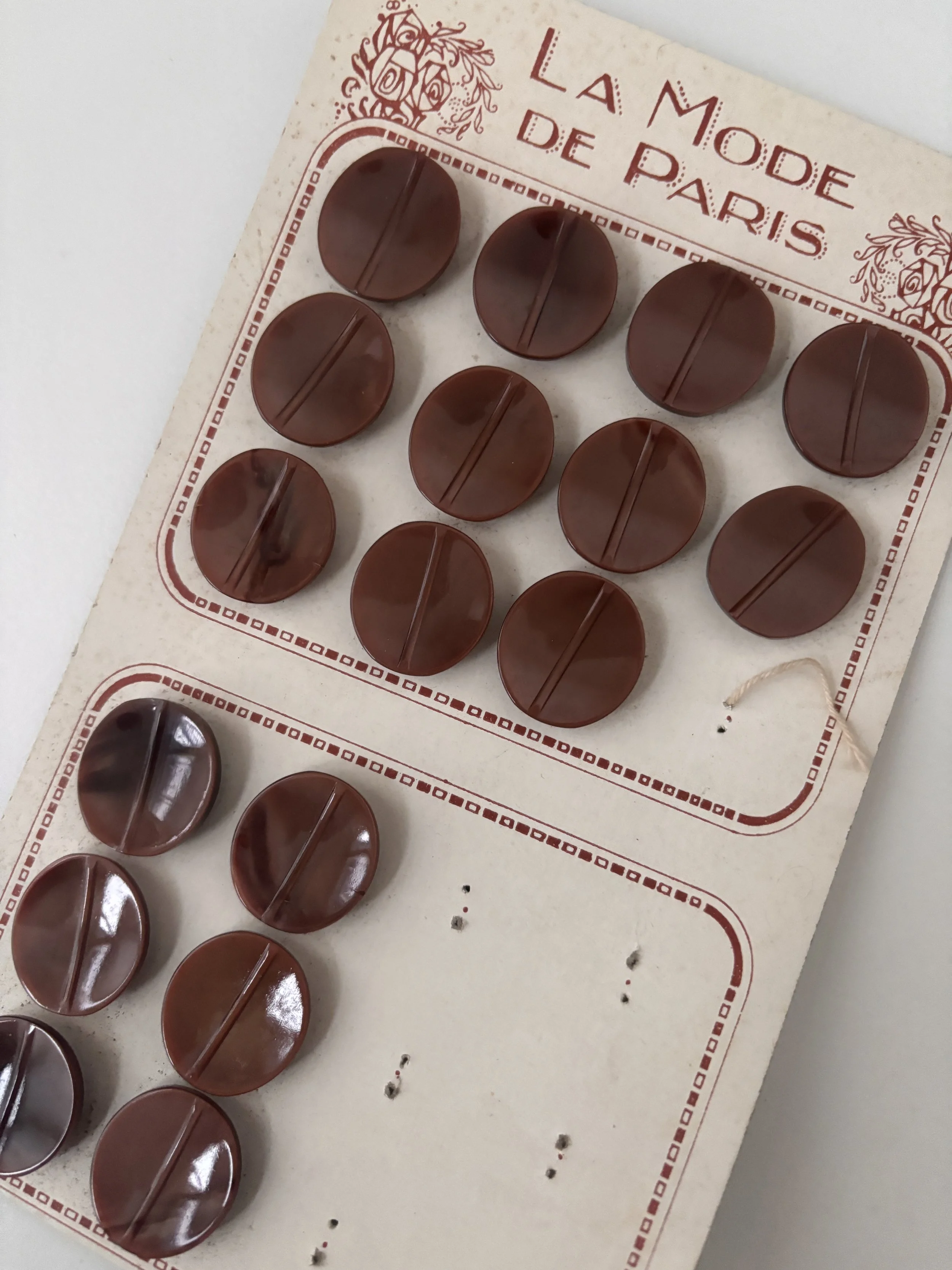 La Mode de Paris buttons (brown 22 x 20 mm)