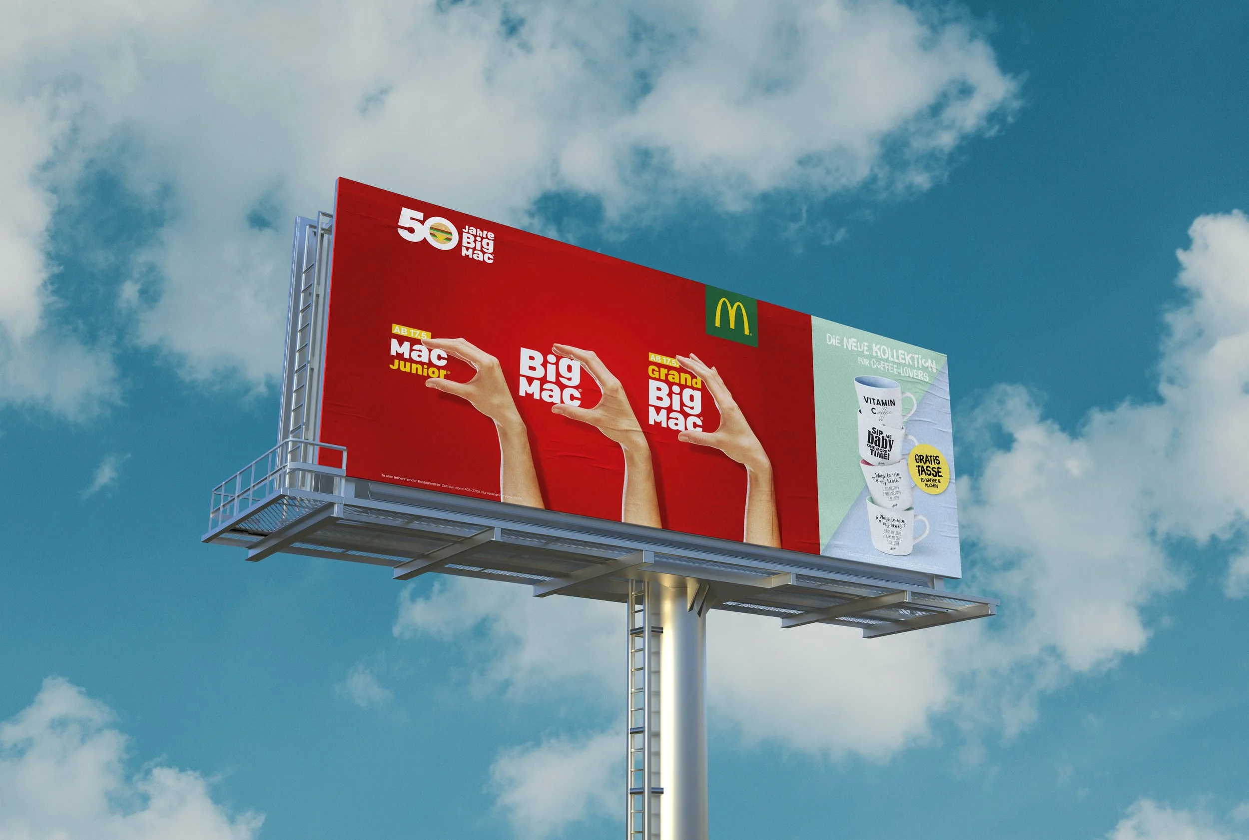Werbebanner für McDonald's mit verschiedenen Größen der Big Mac Burger und einer Kaffee-Werbung, unter anderem mit McDonald's Logo und blauer Himmel mit Wolken im Hintergrund.