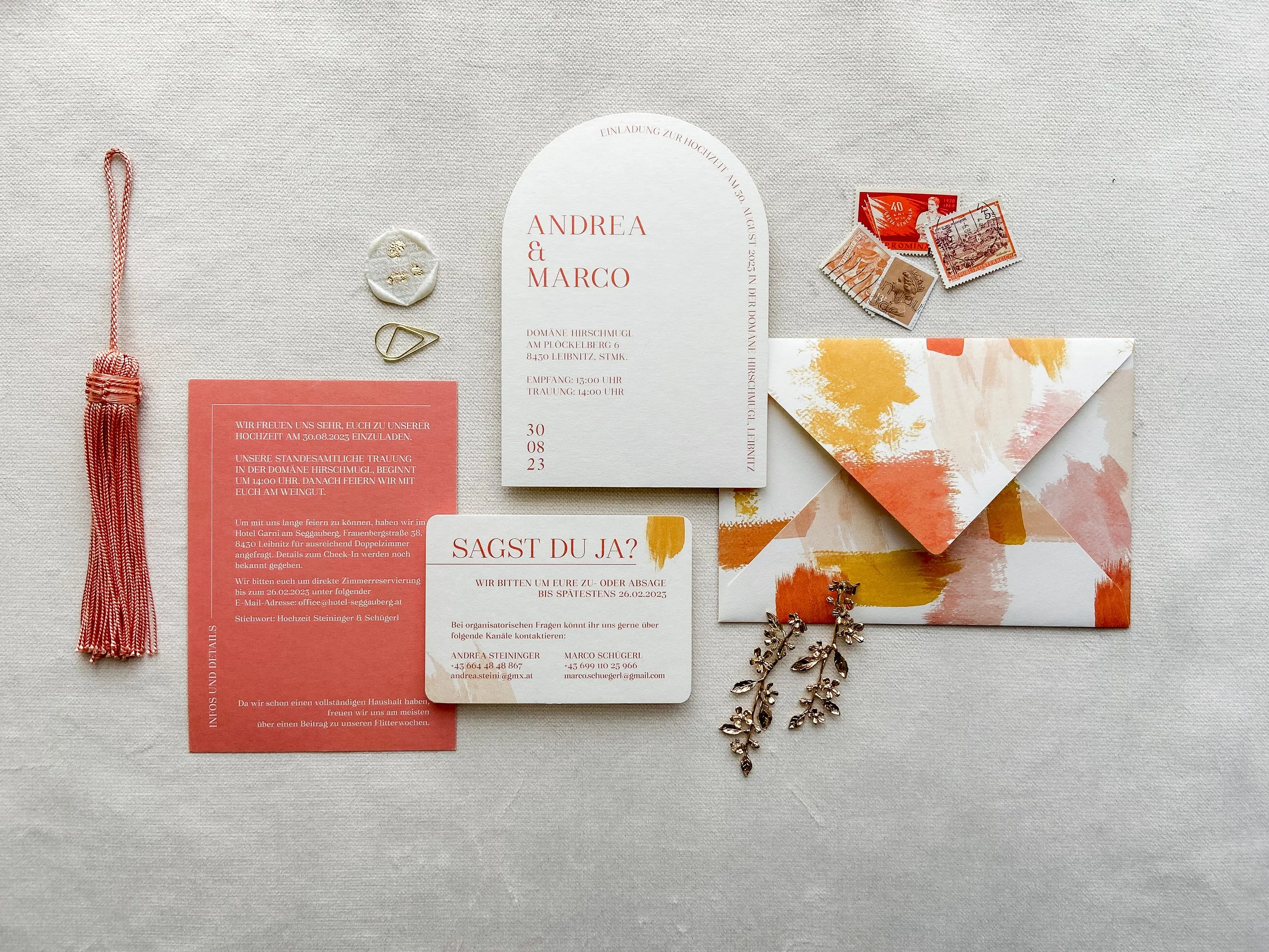 Einladungskarten, Briefumschlag mit buntem Muster, Poststempel, Briefmarken, kleine Verzierung, Zettel mit Einladungstext, dekorative Accessoires, pinkfarbener Wunschkarte mit Text, kleine Zierblätter.