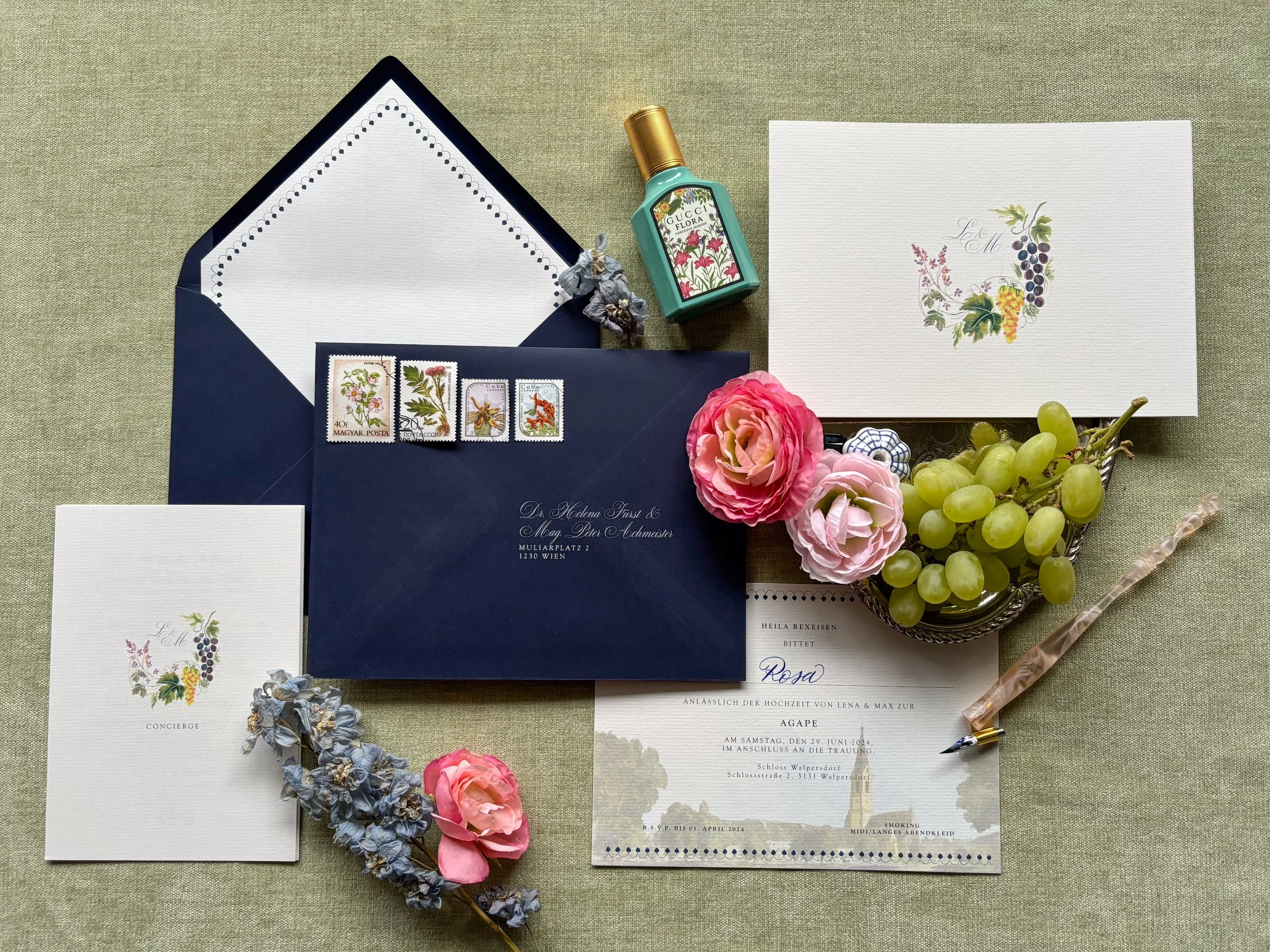 Hochwertige Hochzeitseinladung, Garten, Blumen, Weintrauben, Briefumschlag, Briefmarken, Gästebuch, Karten, Einladungstext im Deutschen. Exklusive Papeterie mit personalisierten Kuverts mit Adresse von Absender und Emfpänger