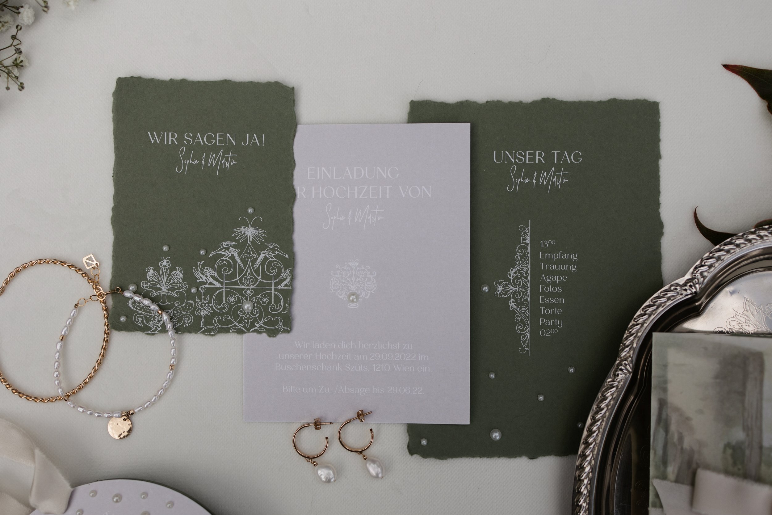 Einladungskarten in Kombination mit gerissenen Kanten der olivgrünen Karten und geradlinige und feine fine Art Karte für die Details. Weißdruck auf Olivgrünem Papier #moderngreenery 