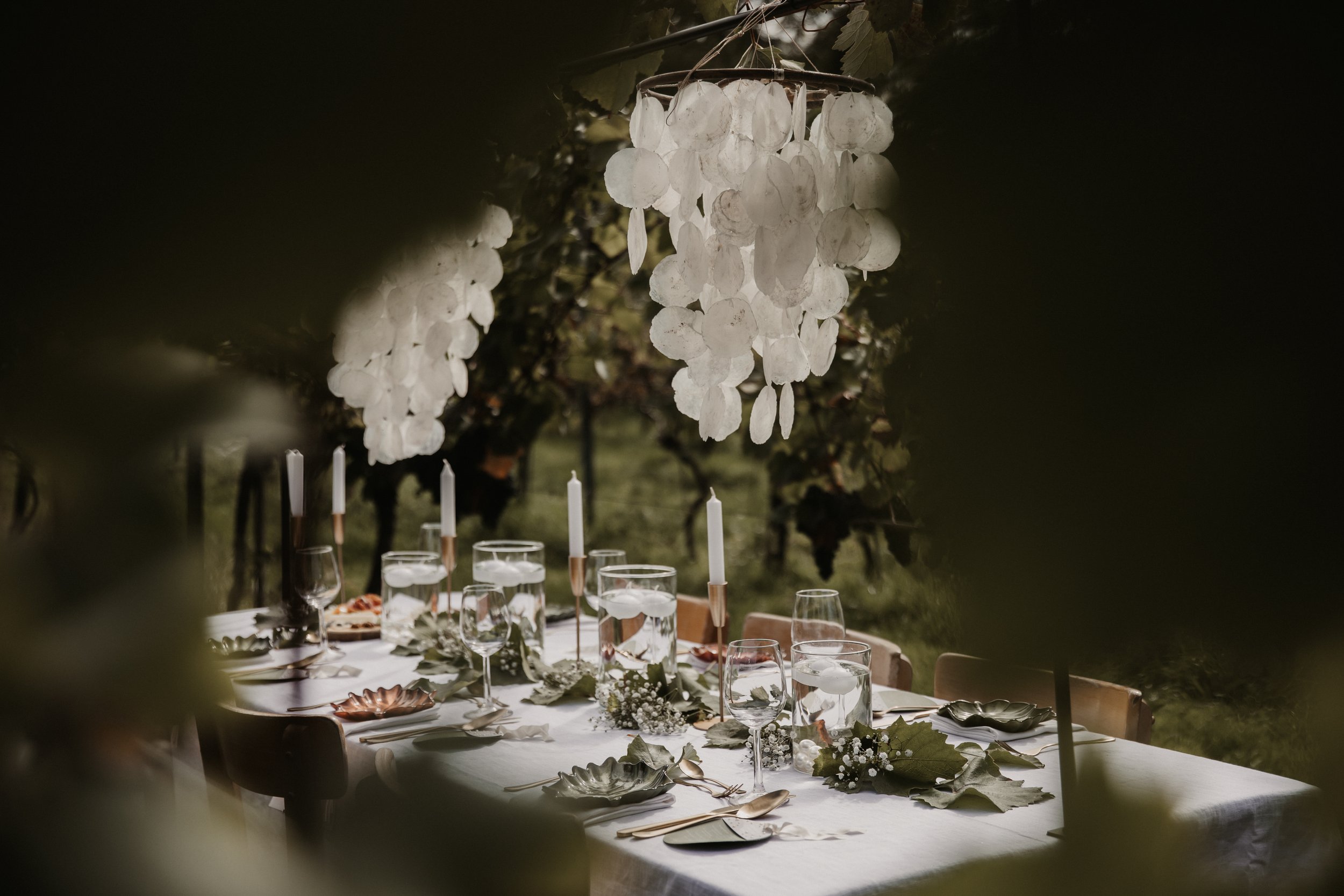 Hochzeit für Naturfreunde mit Perlendetails und vielen gedeckten Grüntönen. #greenery