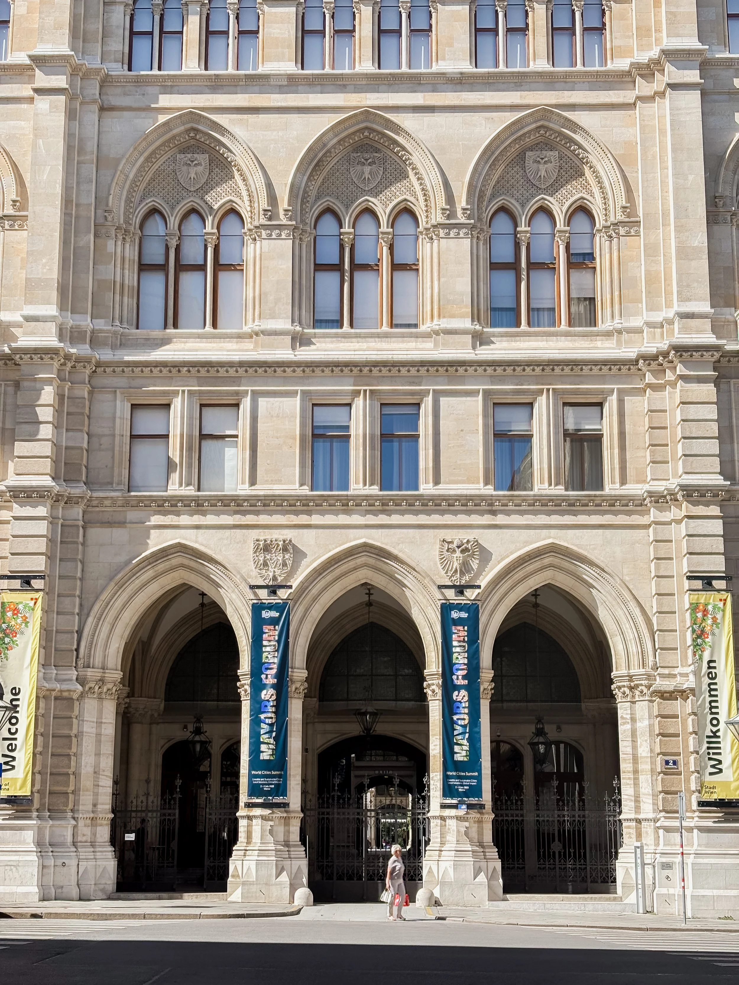 Wiener Rathaus mit Bannern, die zum World Cities Summit einladen