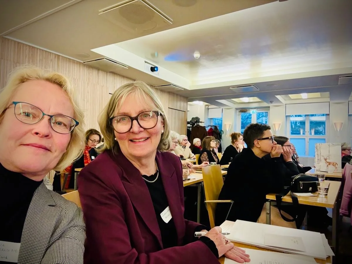 H&auml;lsningar fr&aring;n FKAFs (Finlands kvinnliga akademikers f&ouml;rbund) &aring;rsm&ouml;te, d&auml;r vi bland annat tilldelades ett hederspris f&ouml;r v&aring;r kommunikationsstrategi: ansvaret f&ouml;r kommunikationen har f&ouml;rdelats p&ar