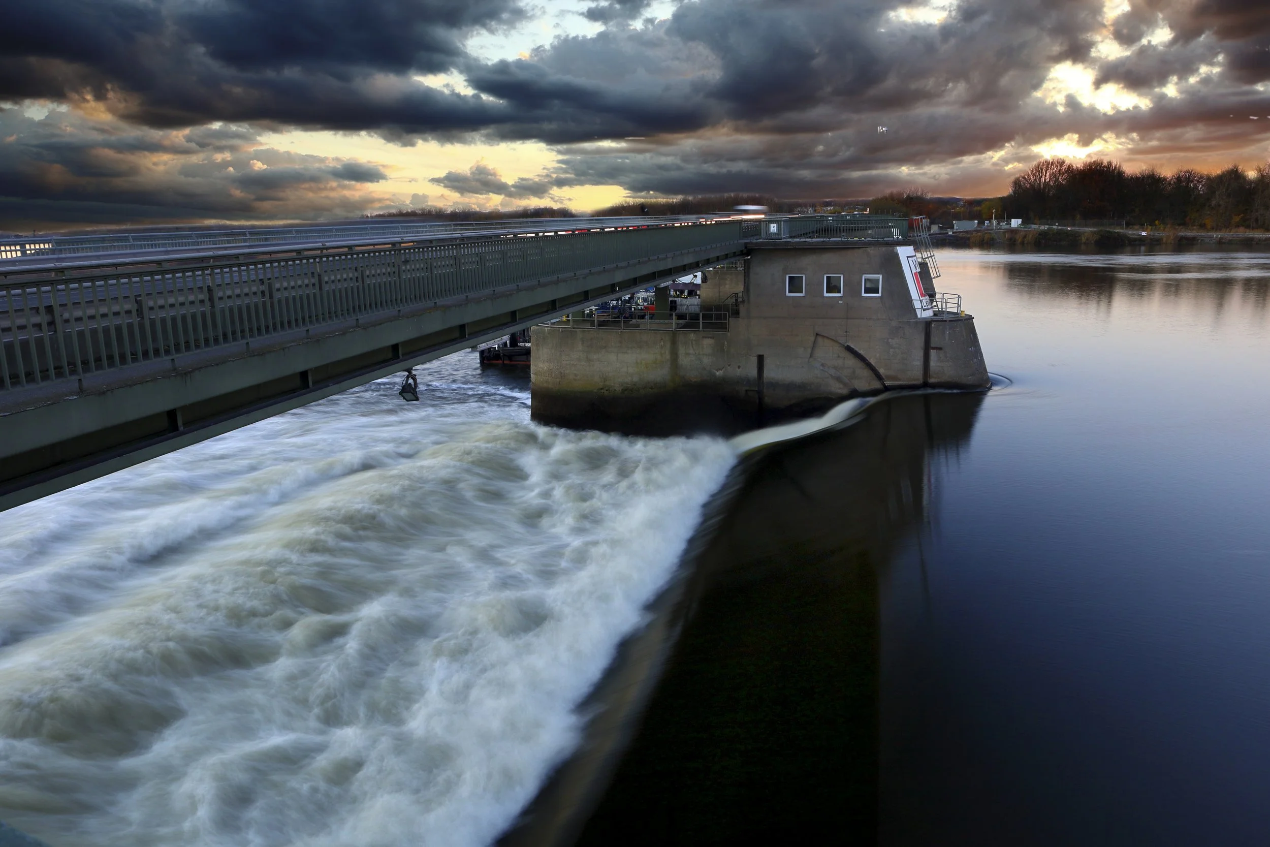 Staustufe Elbe Gesthacht.jpg
