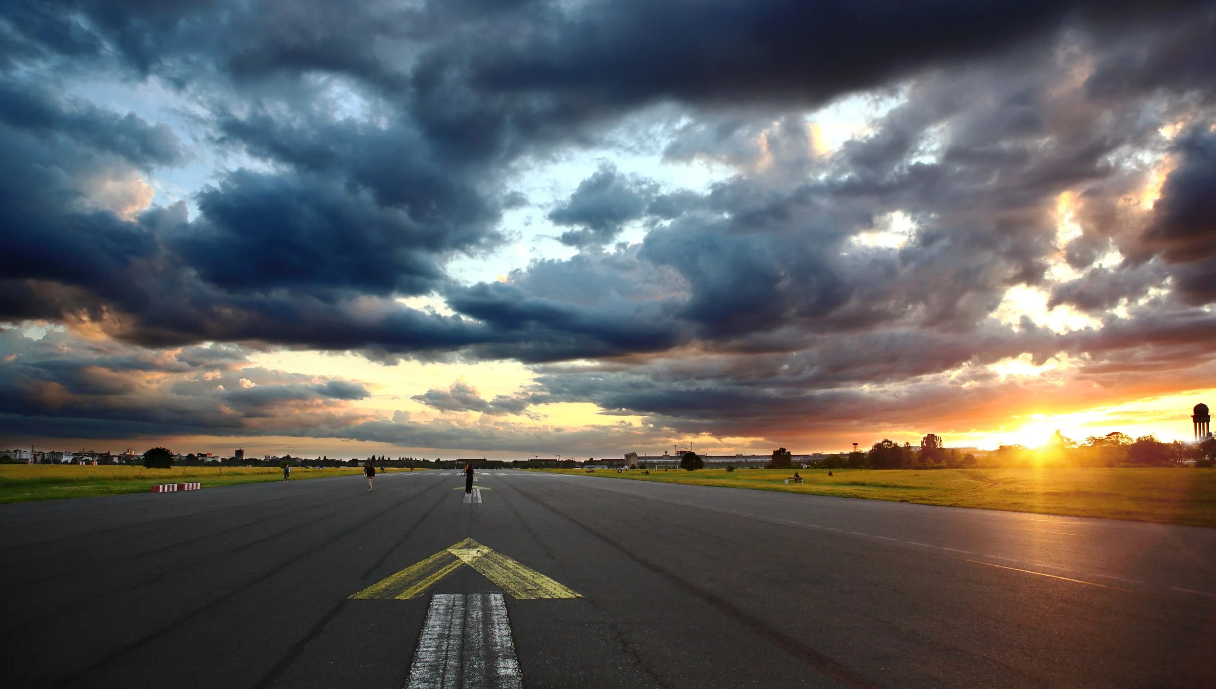 tempelhofer feld sonnenuntergang monitor.jpg