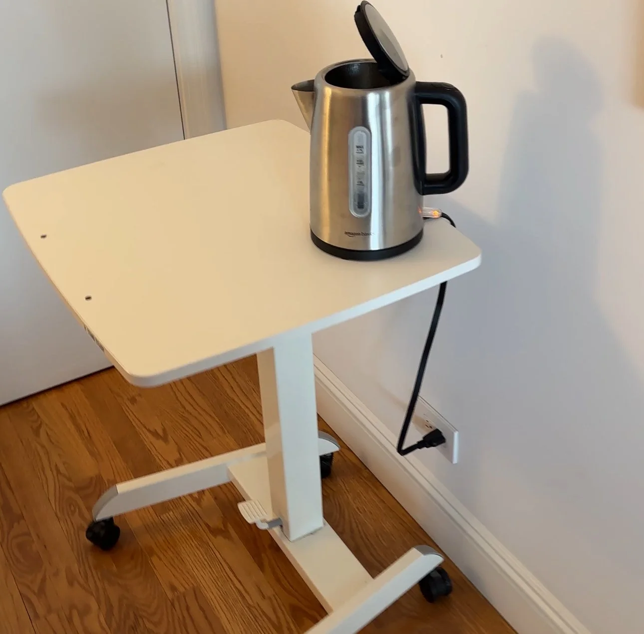 Electric kettle offering a safer steam alternative to humidifiers for people with bronchiectasis
