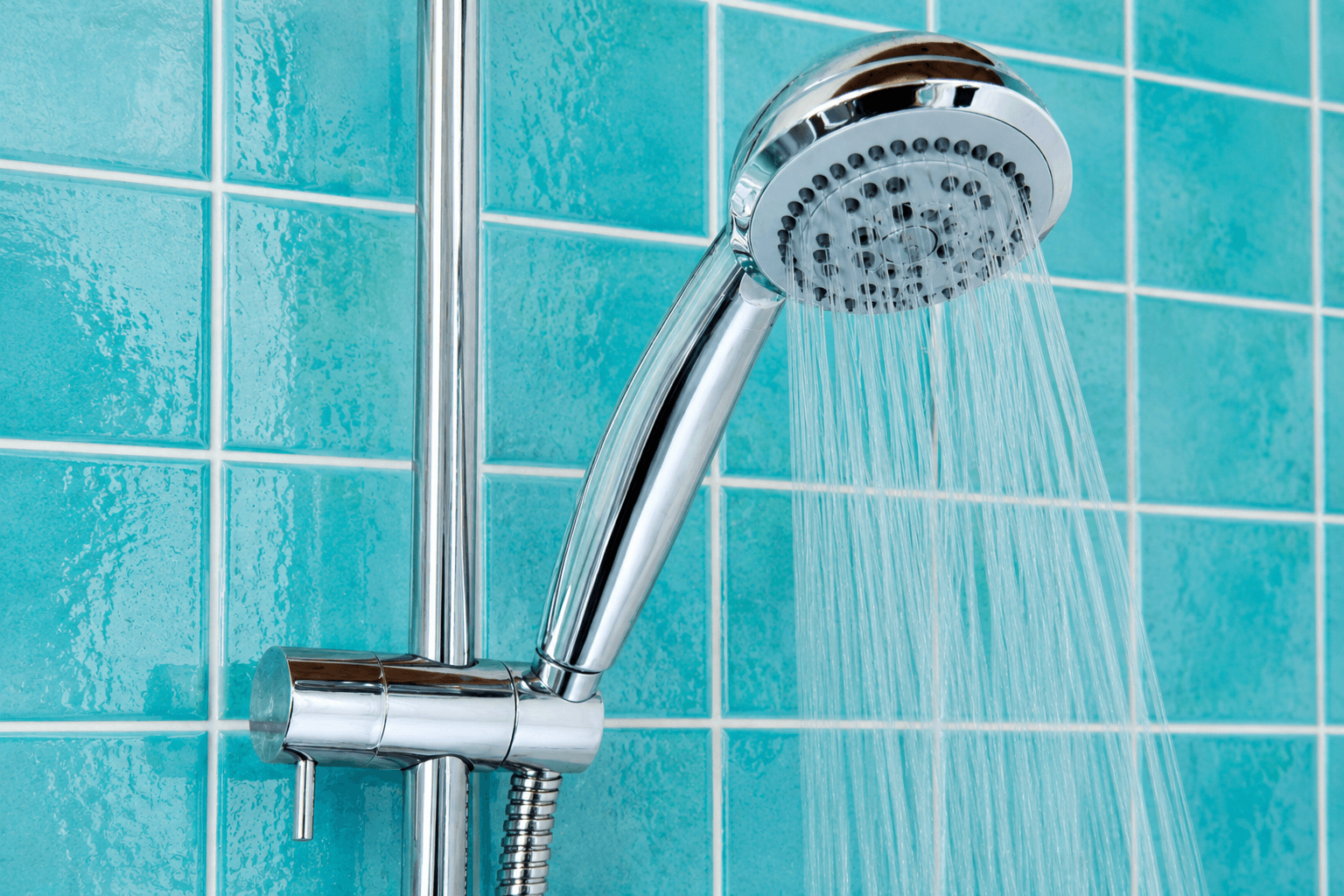 Showerhead and bathroom faucet with tips for reducing aerosolized MAC bacteria exposure in bronchiectasis