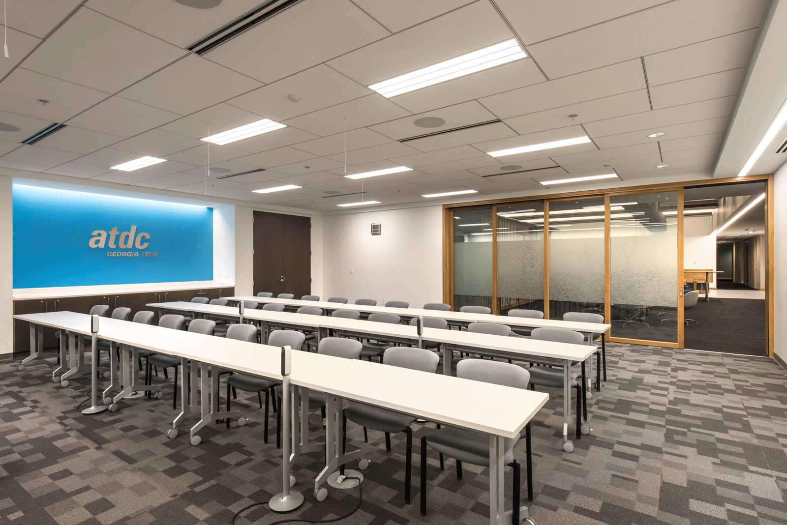 Flexible meeting room with semi-private glass windows