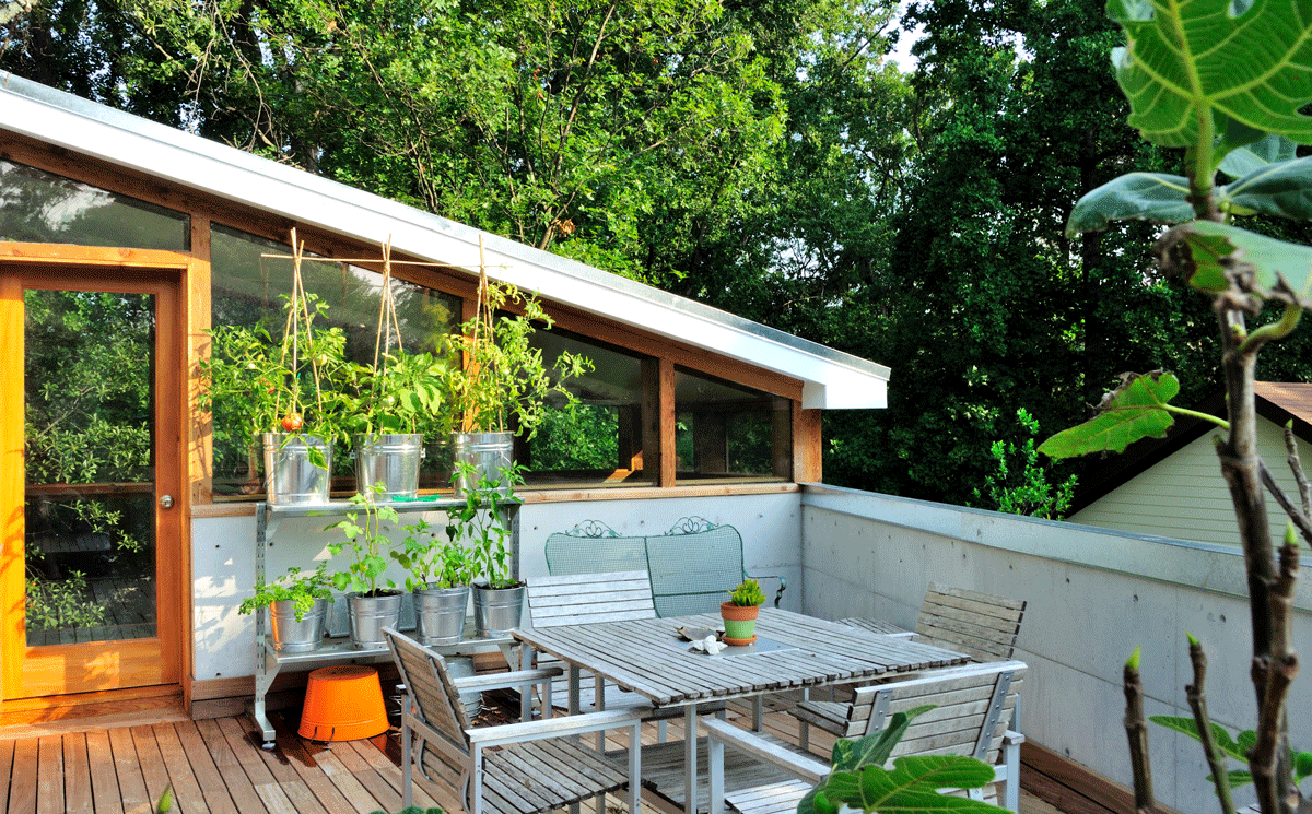 Second story balcony garden and sitting area
