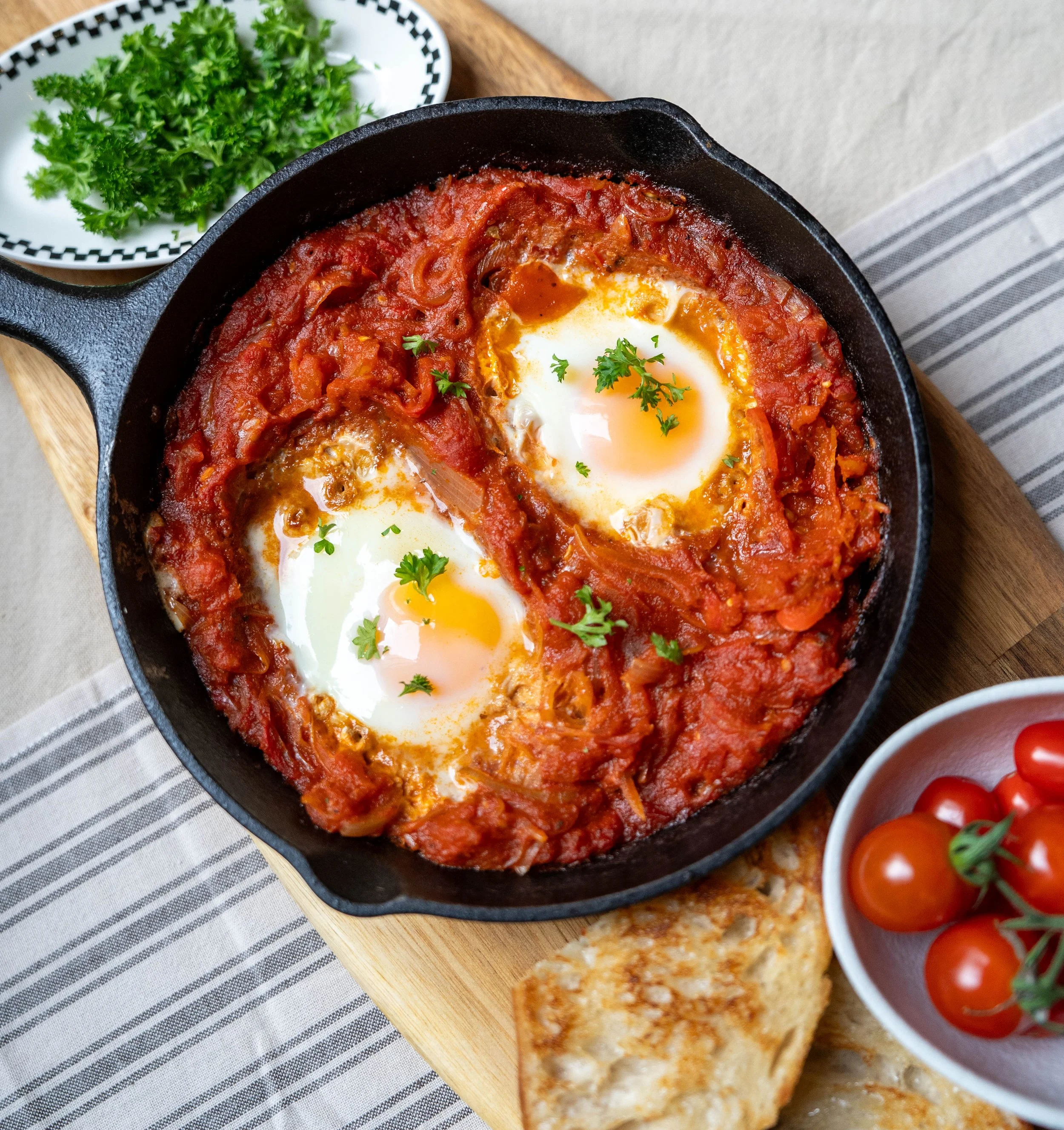 Oosterse shakshuka met pitabrood en eitjes