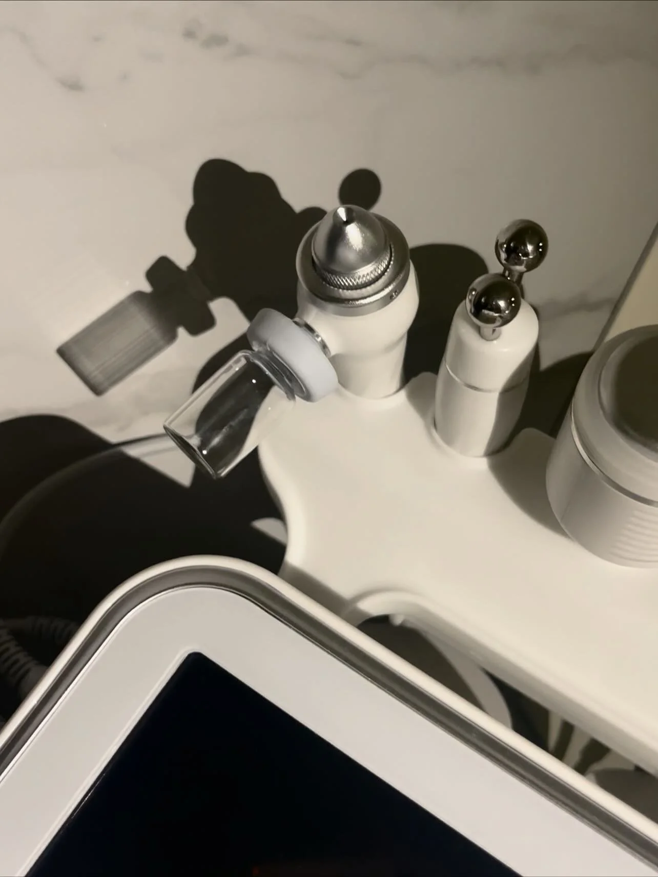 HYDRAFACIAL 🤍
Tiszt&iacute;t&aacute;s, hidrat&aacute;l&aacute;s, h&aacute;mlaszt&aacute;s &mdash; mindez egyetlen kezel&eacute;sben! 💦
A HydraFacial gyeng&eacute;den &eacute;s hat&eacute;konyan &uacute;j&iacute;tja meg a bőrt, hogy visszanyerje eg&