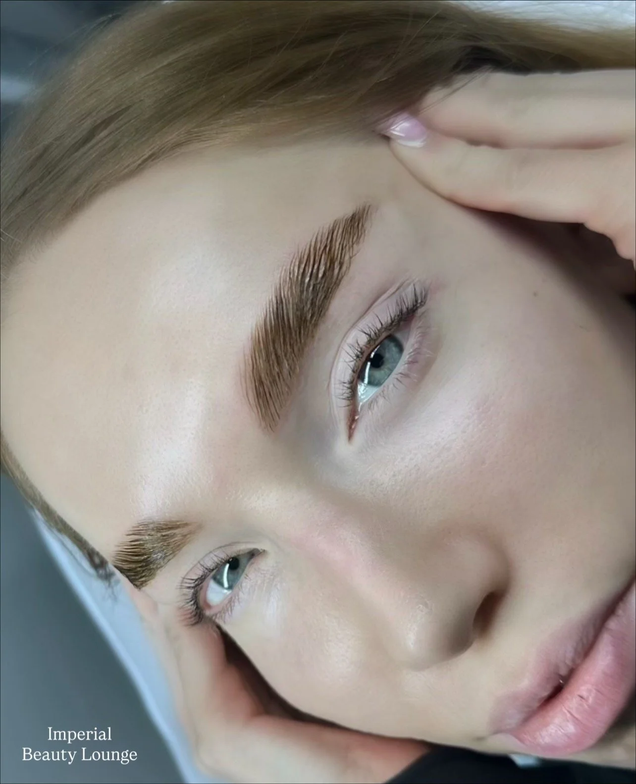 Szemöldök lamináris professzionális kozmetikai precíz eljárással a tökéletes megjelenésért és szemöldökökért