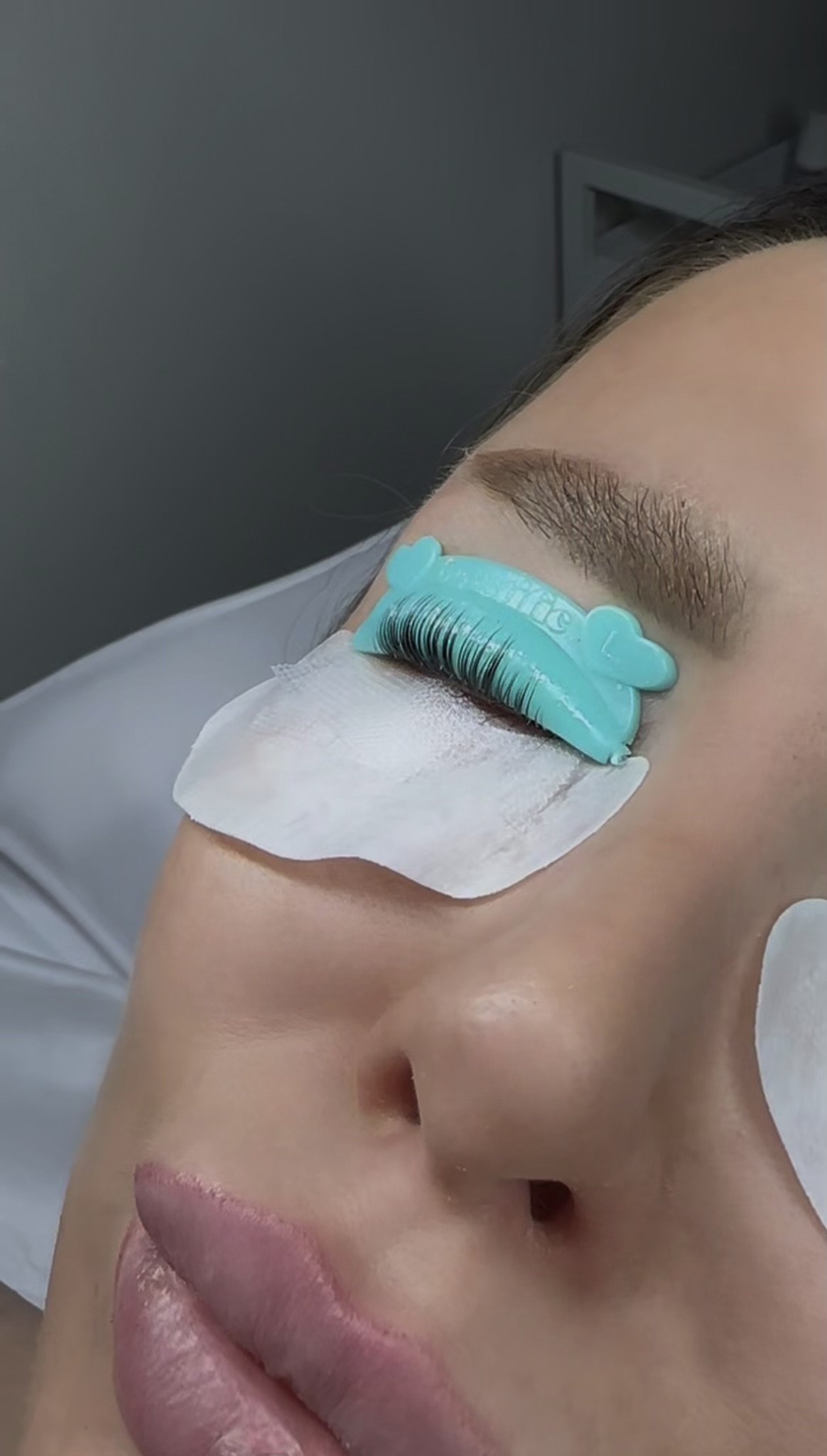 Szempilla Lifting professzionális kozoemtiaki eljárással készül