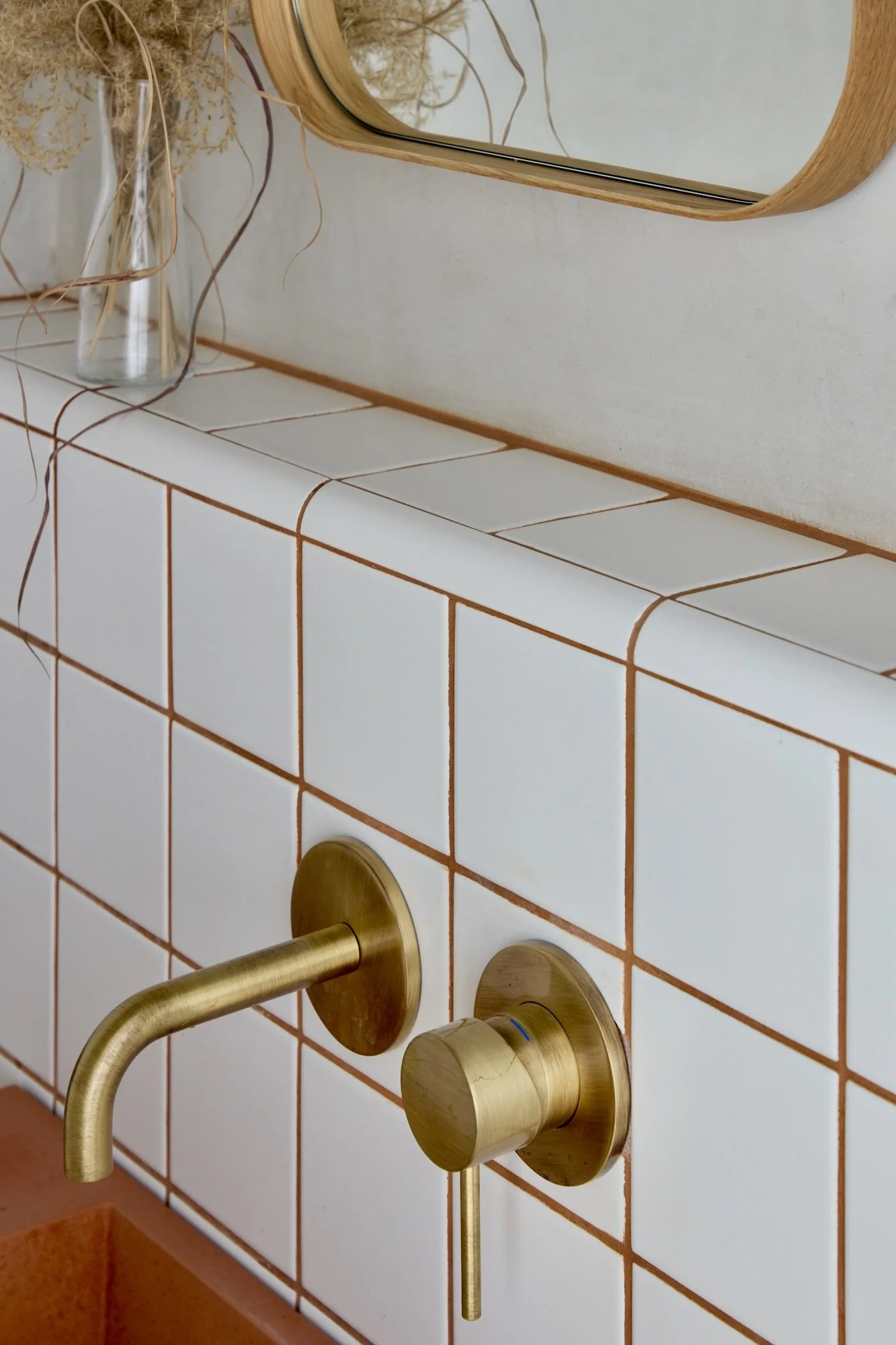 Thick grout in a contrasting colour, as a design feature
